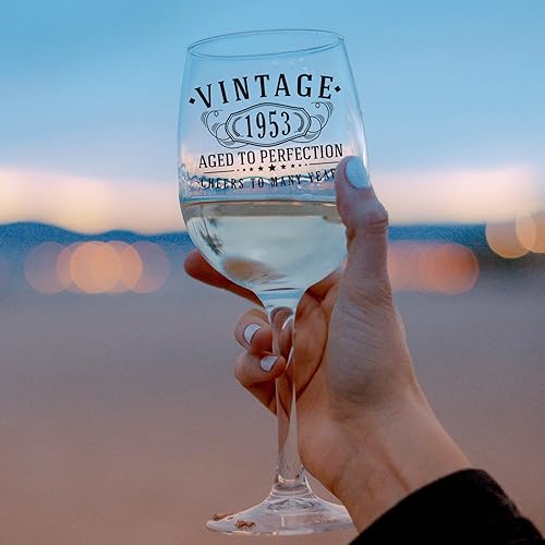 Miniatura 5 de Spotted Dog Company Vaso de vino con tallo de 16 onzas con estampado vintage de 1953 envejecido a la perfección regalos de cumpleaños número 70 para