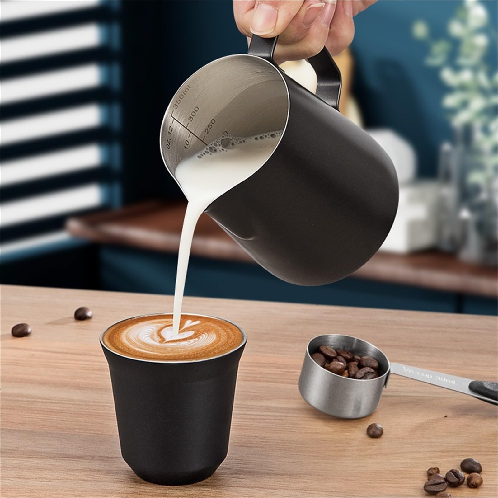 Lechera Acero Inoxidable Jarra for espumar leche Barista, accesorio for jarra for, tarros de acero inoxidable, Espumador, tirador café, taza flores(600ml,Black)