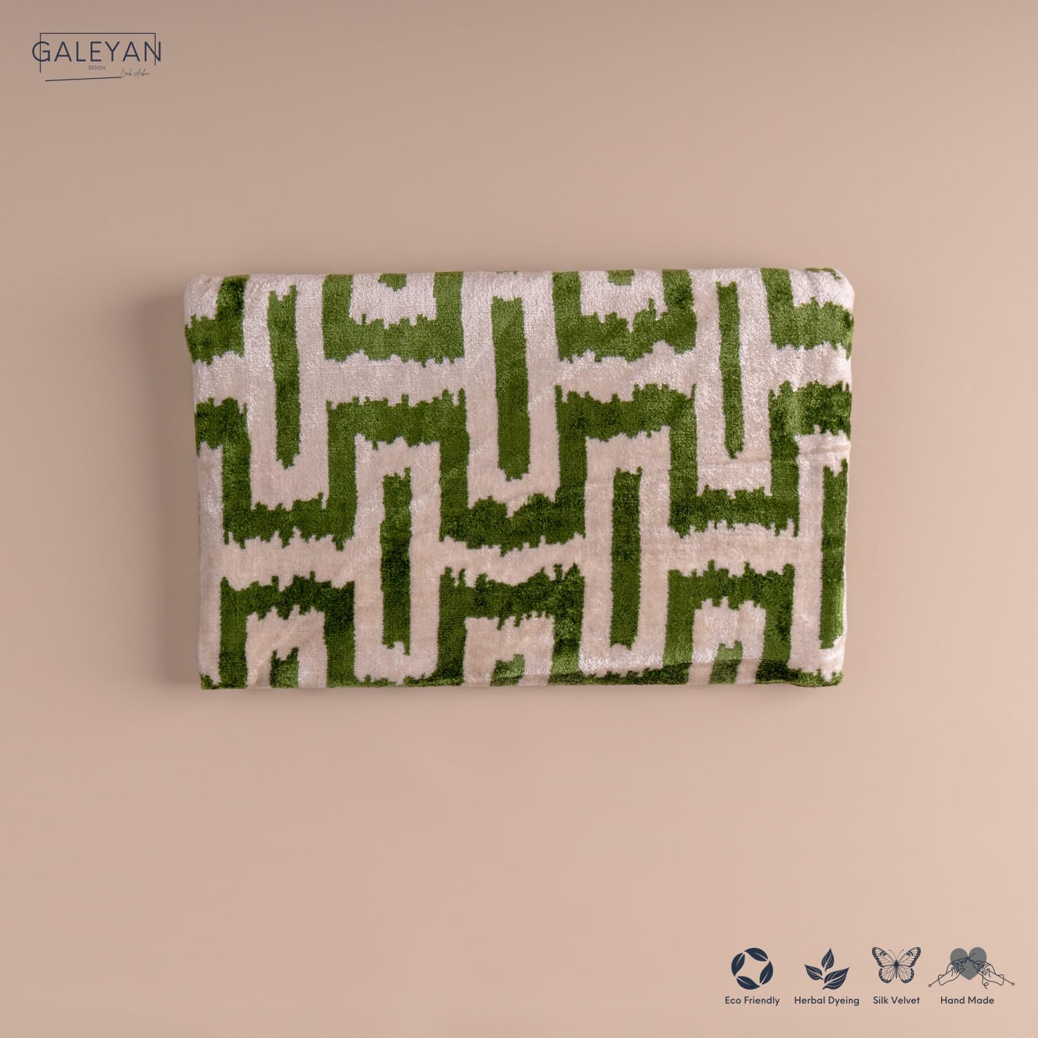 Bolso Ikat de terciopelo de seda hecho a mano, estilo sobre, diseño bohemio, patrón étnico, opción de correa de cadena, bolso de mano de fiesta de noche, bolso de mano premium, blanco roto