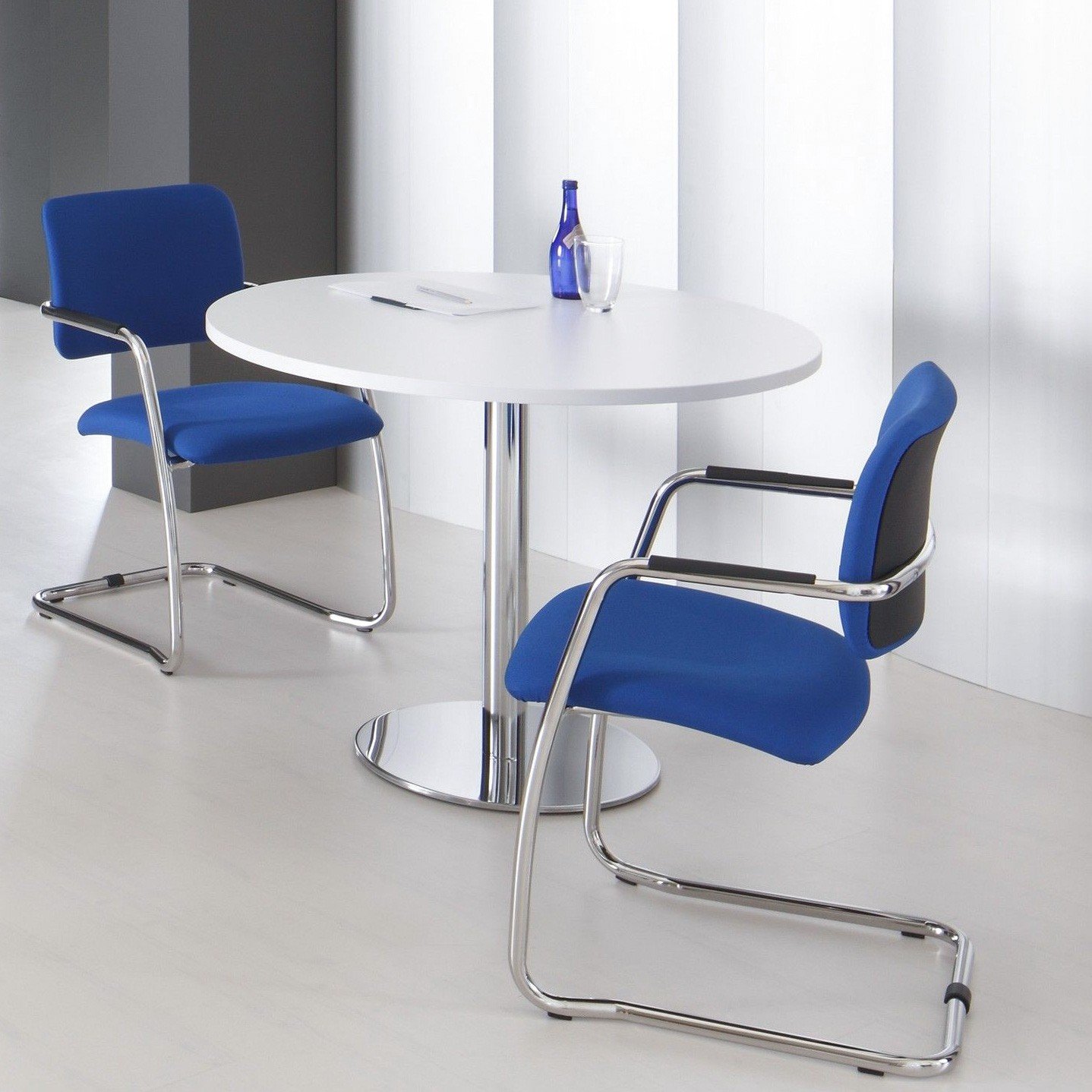 Besprechungstisch | Optima | Rund Ø80-100 cm | Melamin, Weiß | Für 4 Personen | Verchromter, massiver Tellerfuß | Für Büro & Besprechungsraum