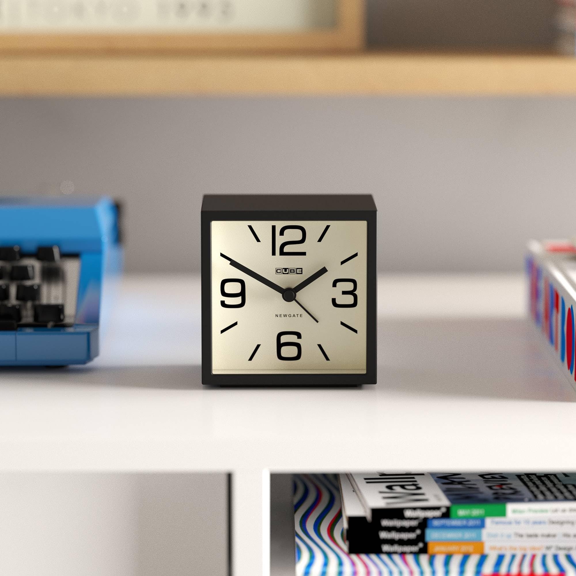 NEWGATE® Cube Despertador | Alarma Retro con Forma de Cubo con diseño | Negro | Ideal para mesilla, Escritorio, estantería y repisa | Accesorio Retro de Dormitorio y Oficina de Mediados de Siglo