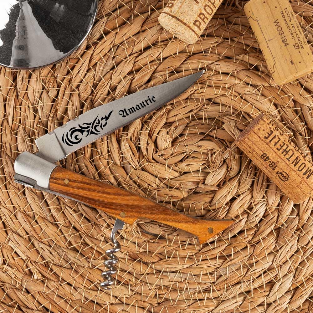 Couteau de poche personnalisé – Tire bouchon, manche en frêne et gravure sur lame – Cadeau personnalisé homme fête des pères, anniversaire ou Noel