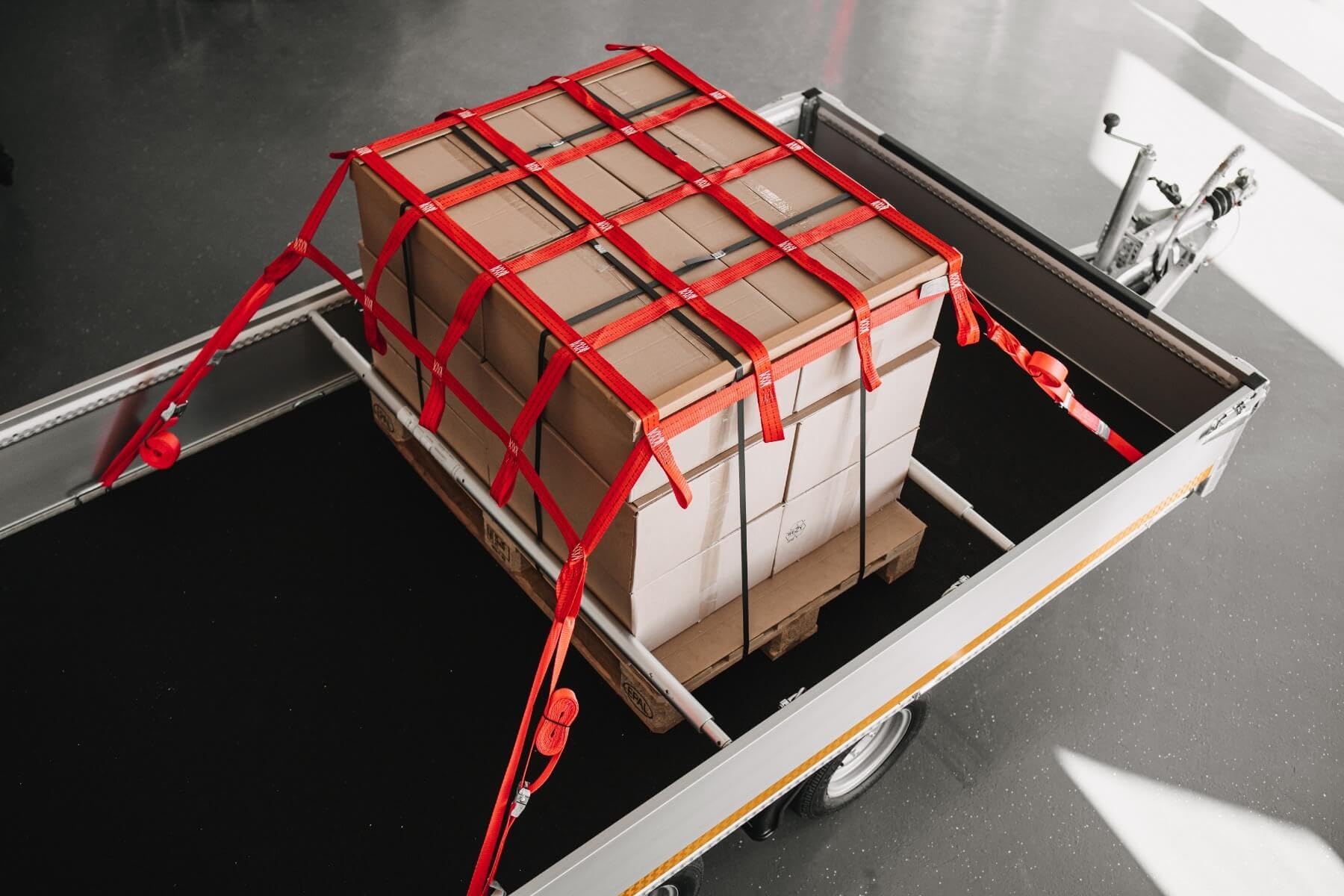Gurtbandnetz 35 mm 1,31 x 1,05 m | PES Ladungssicherungsnetz für Transporter, Paletten, Kisten | Machenweite: 220x220 mm; LC: 1000 daN; Farbe: rot