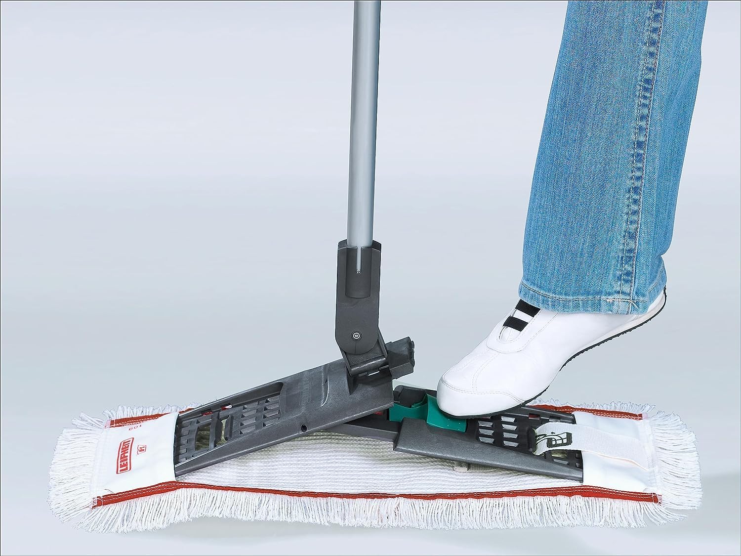 Leifheit Professional Flachwisch-System mit 360°-Gelenk, Bodenwischer mit patentierter Fußtaste für trockene Hände, Schrubber mit Anti-Rutsch-Griff