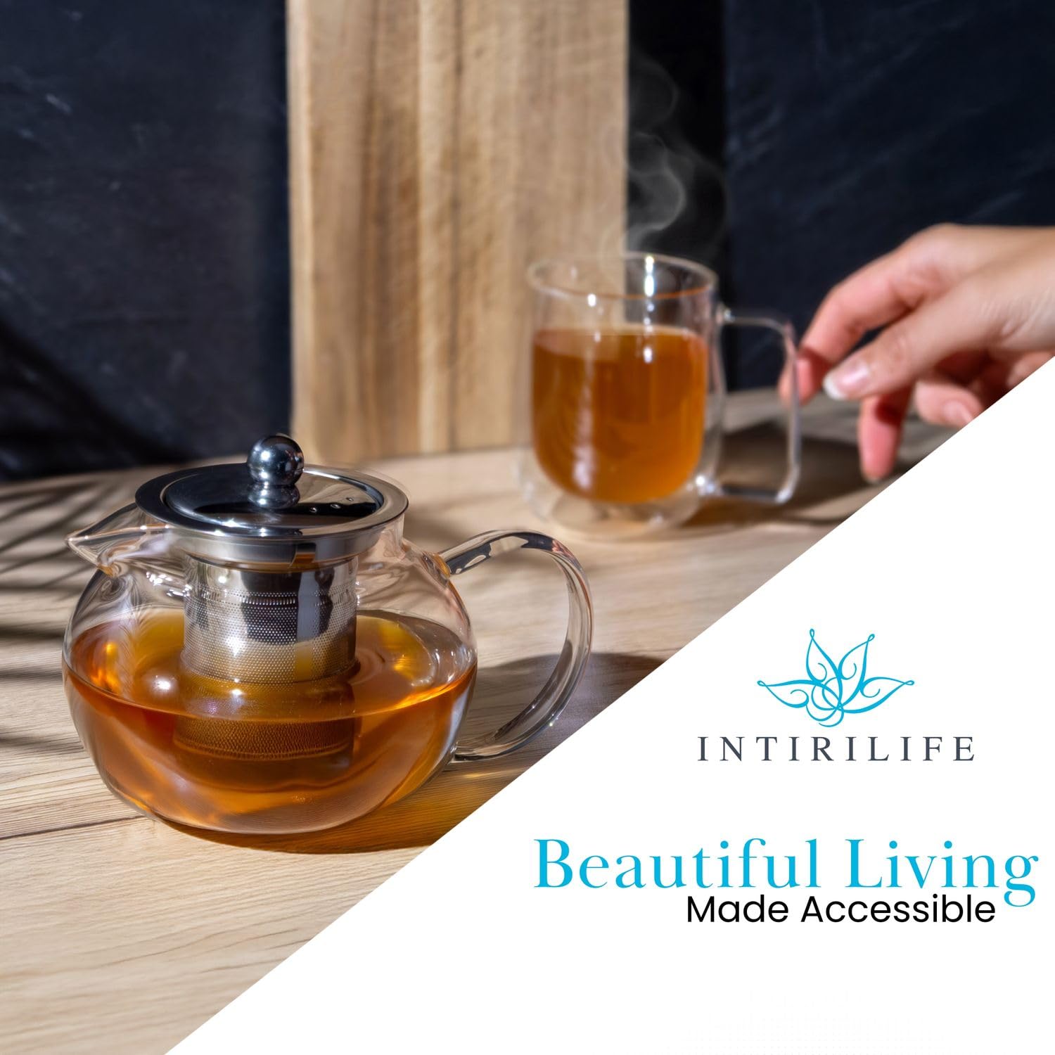Intirilife Teekanne mit Filter in KLAR – 800ml Glaskanne aus Borosilikatglas mit Siebeinsatz hitzebeständig geeignet für heiße und kalte Getränke, Tee, Kaffee, Wasser uvm.