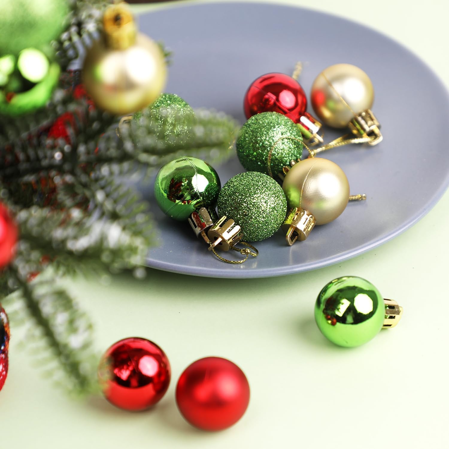 SULOLI 49PCS Bolas de Navidad de 3cm，Conjunto de Bolas de Navidad，Hermosa Bola de Árbol de Navida,Bolas Navideñas de Plástico para Decoración del Banquete de Boda，Cumpleaños(Verde, Rojo y Amarillo)