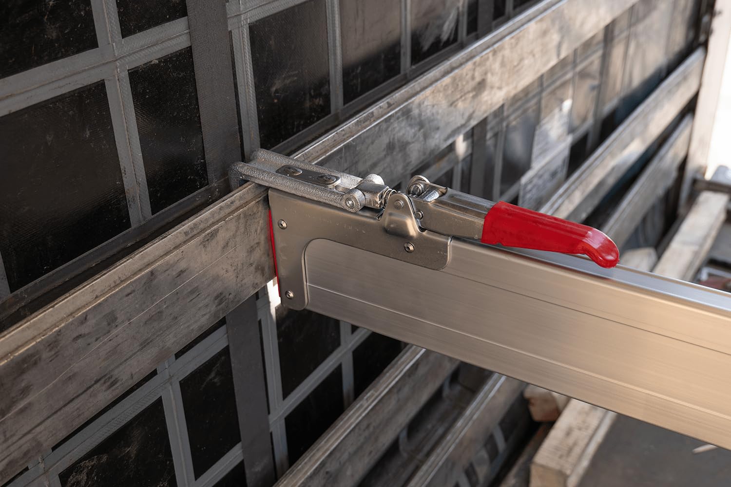 UNITRAILER Trave laterale per fissaggio carico 2400-2700 mm barra fermacarico estensibile in acciaio zincato per furgoni e camion con sistema di bloccaggio telescopico