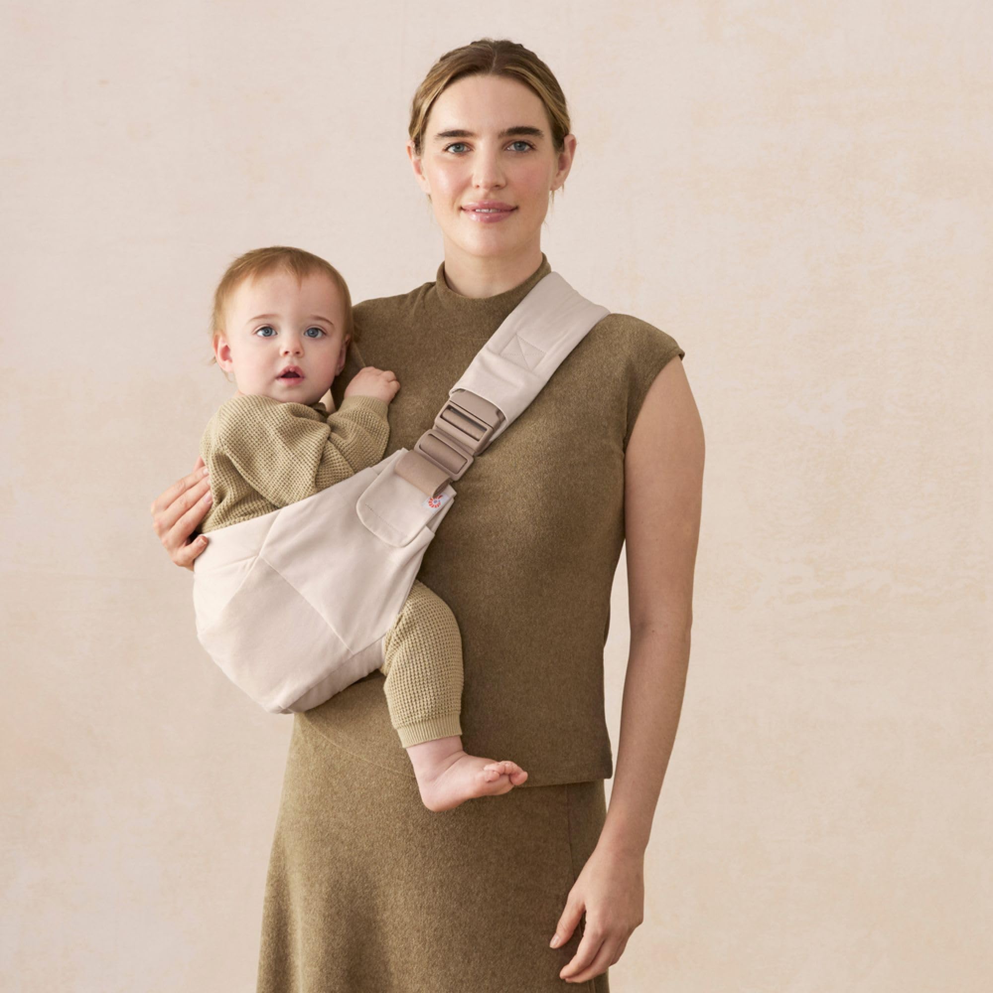 Ergobaby Upsie Sling Portabebè ergonomico per neonati e bambini piccoli dai 6 mesi (7,7-20,4 kg), passaggio spontaneo tra camminare e essere trasportati, Natural Beige