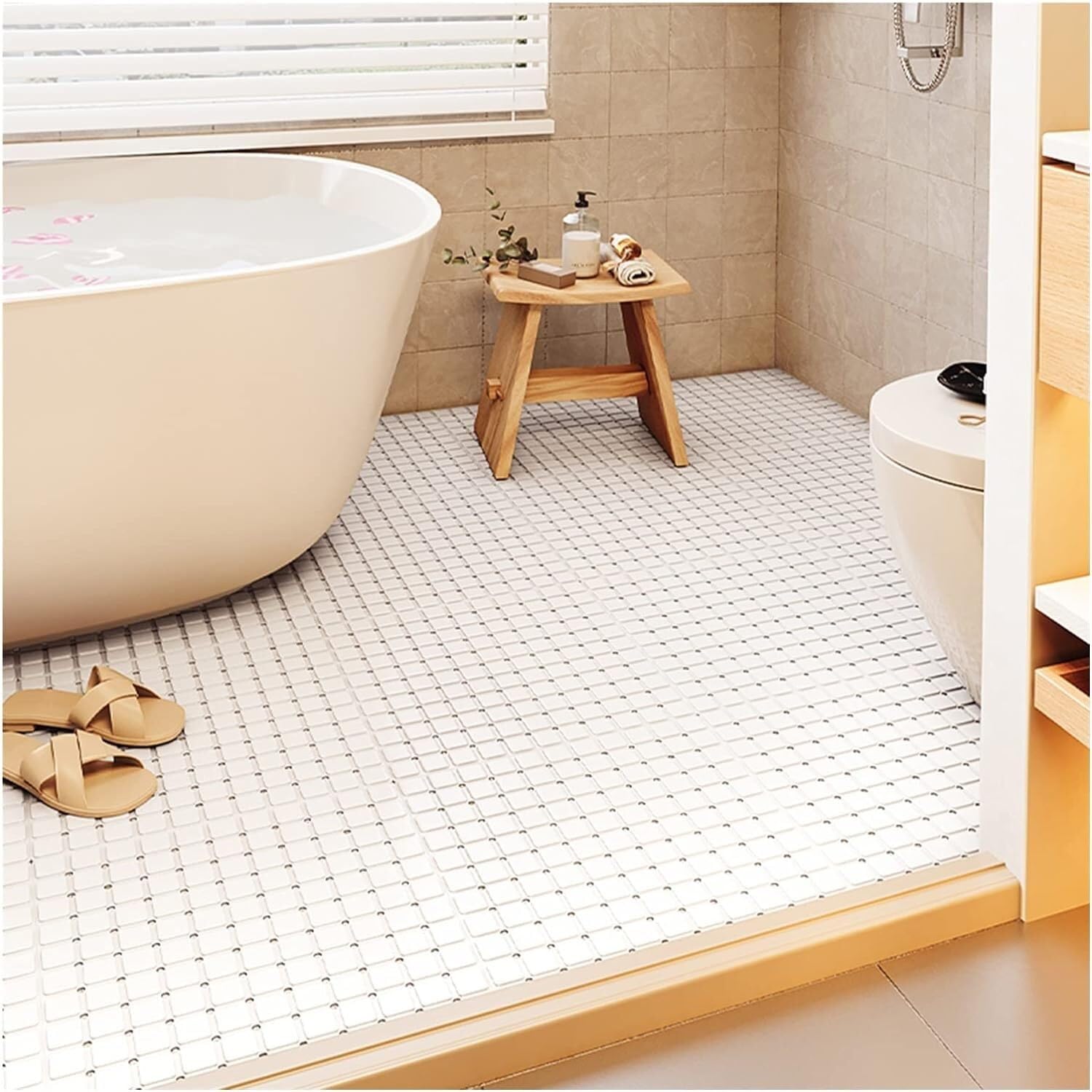 Moquette ajourée pour zones humides avec dalles antidérapantes pour piscine et douche