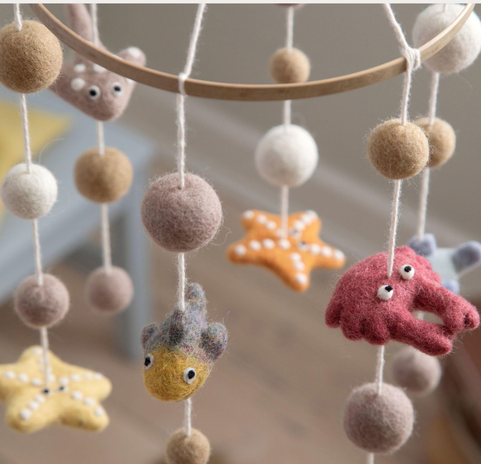 Fatto a mano e certificato Fairtrade | Gry & Sif | Elegante design danese x artigianato nepalese | Baby mobile con creature marine, pesci in feltro per culla box per bambini fasciatoio
