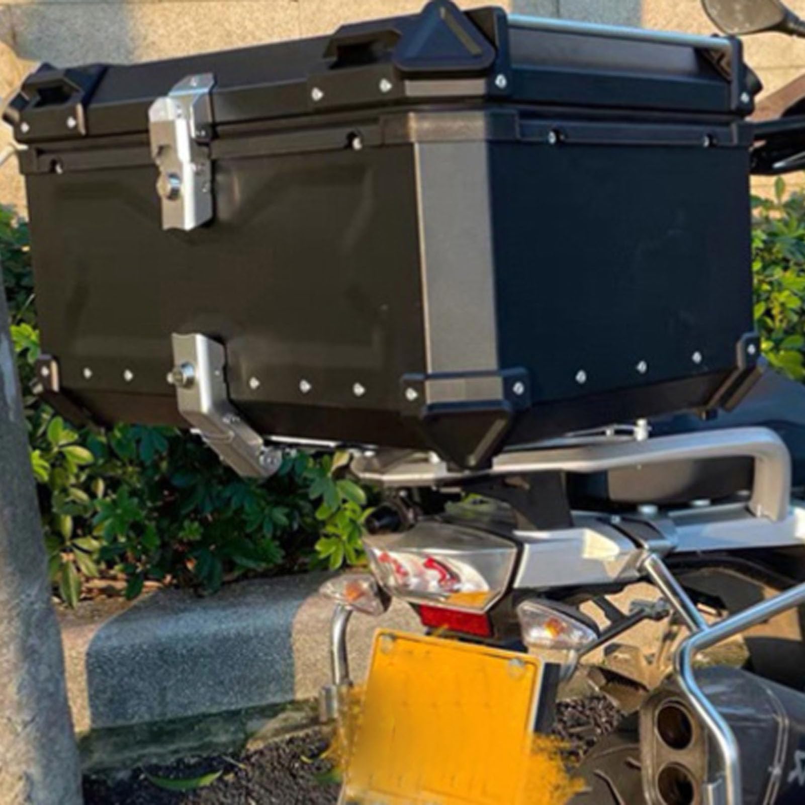 Tylna Skrzynia Motocykla, Skrzynia Ogonowa ze Stopu Aluminium 28 L, Wodoodporna, Pyłoszczelna z Podwójnym Zamkiem na Klucz i płytą bazową w Stylu Narzędziowym, Idealna do Motocykli