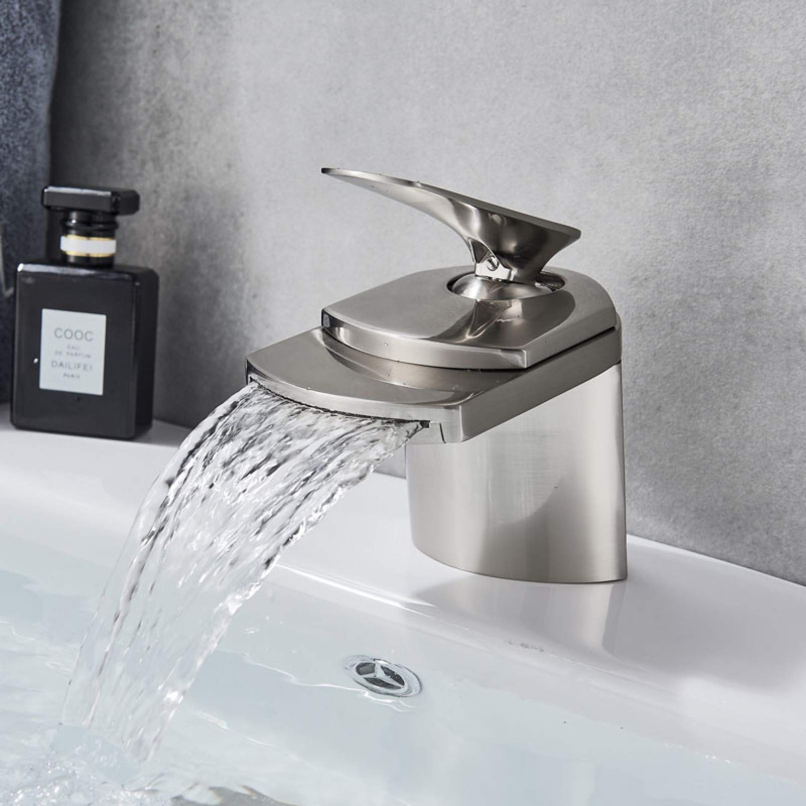 Grifo de cascada dorado LWX con acabado cromado premium para lavabo