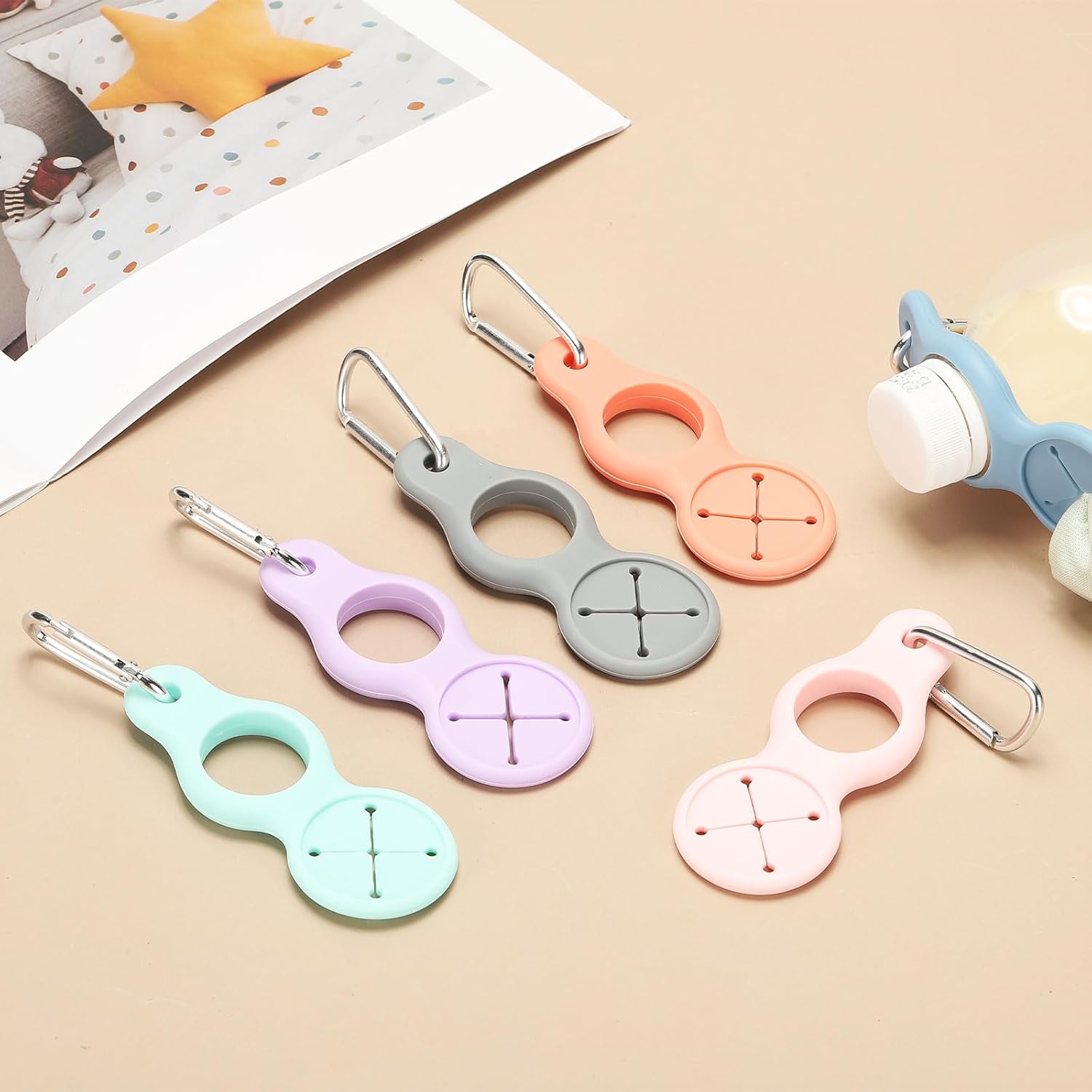 Water Bottle Clip, Silicone Water Bottle Carrier Hanging Buckle Clip with Towel Loop