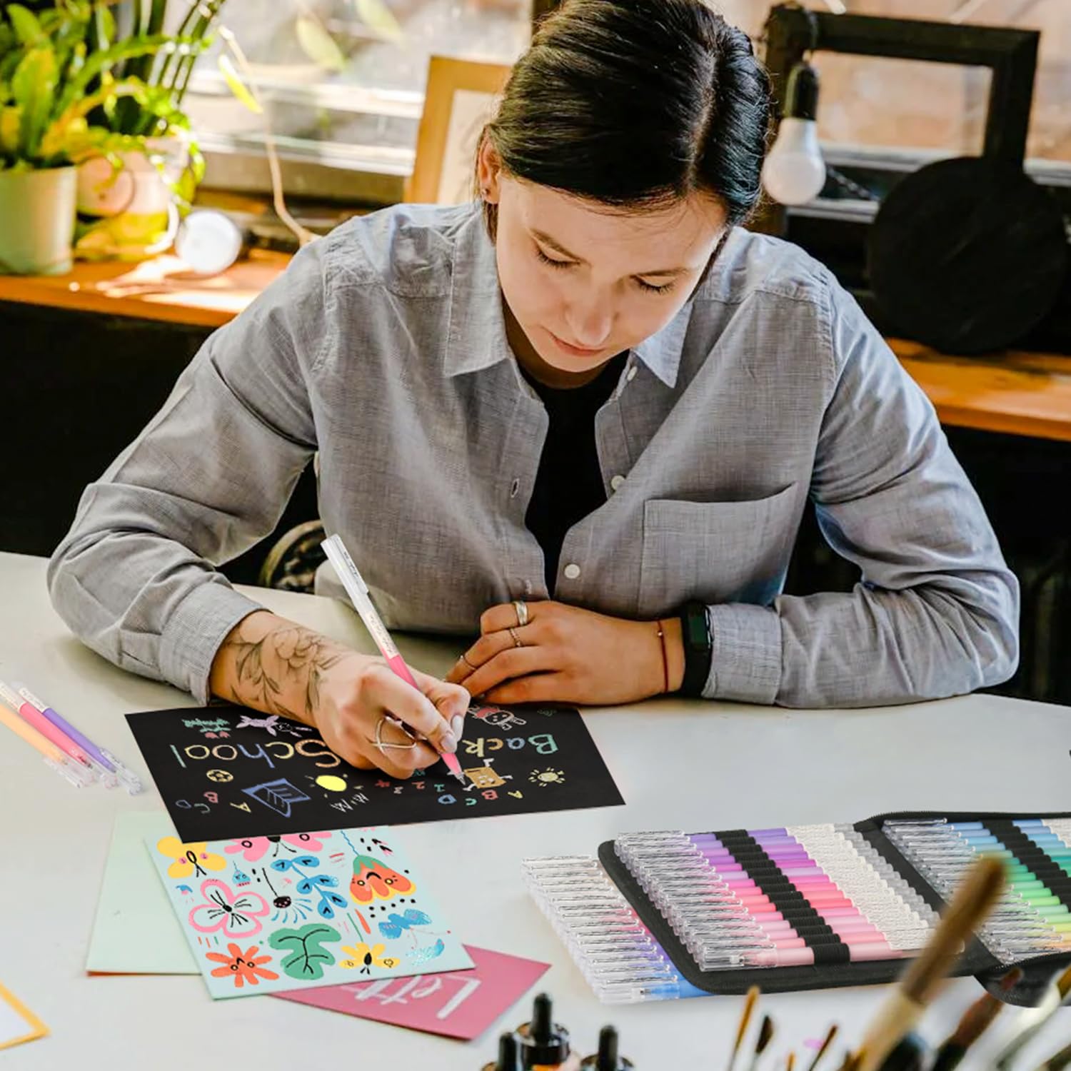 ZSCM Cuaderno de bocetos de papel negro y bolígrafos de gel acrílico de 48 colores para dibujar, bolígrafo de tinta acrílica de punta fina de 1 mm, bolígrafos de tinta de archivo opacos para dibujo de