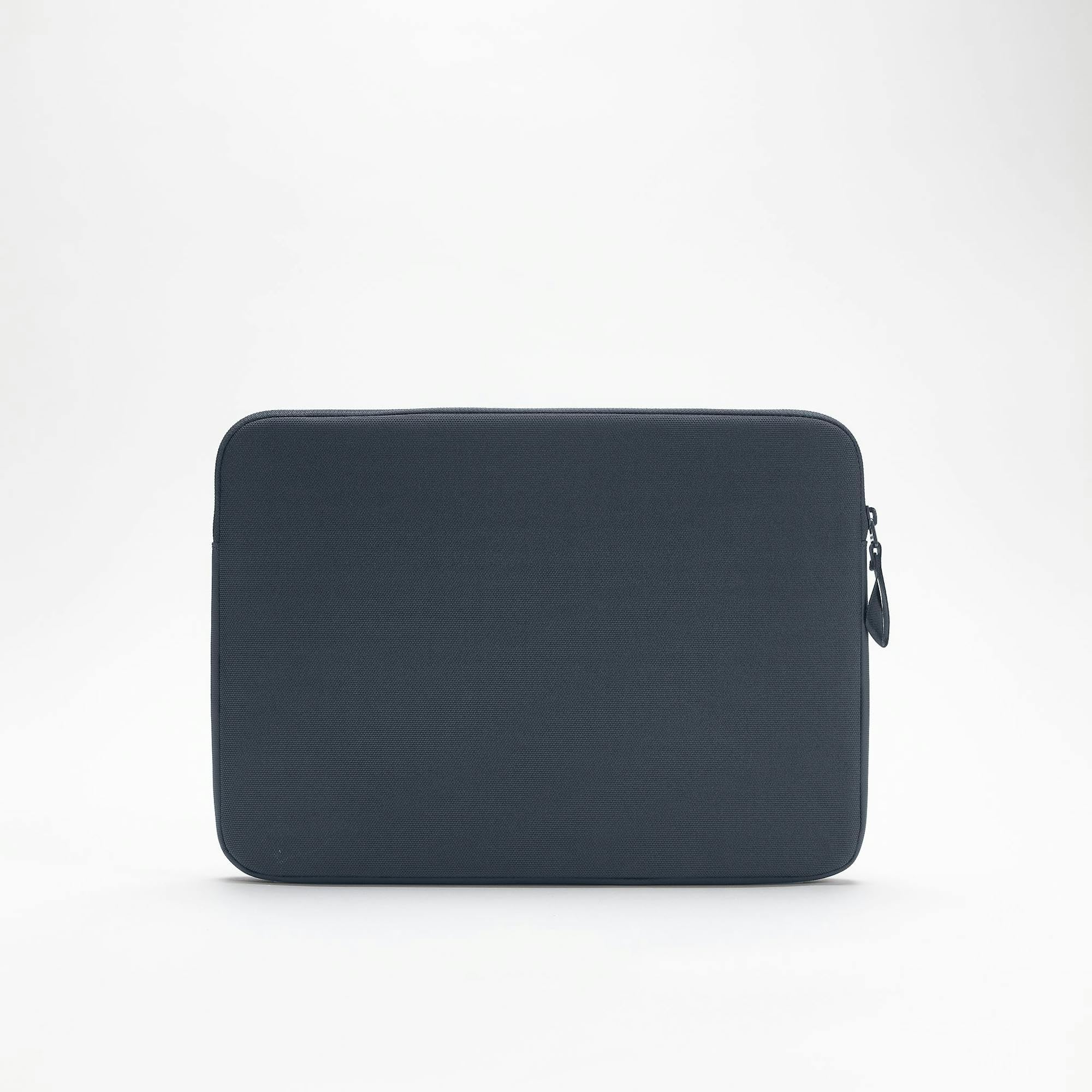 Incase A.R.C. - Custodia per laptop da 14" con tecnologia ReSpun, 100% poliestere riciclato, sottile, leggera, protezione sostenibile per laptop e MacBook, colore: blu navy