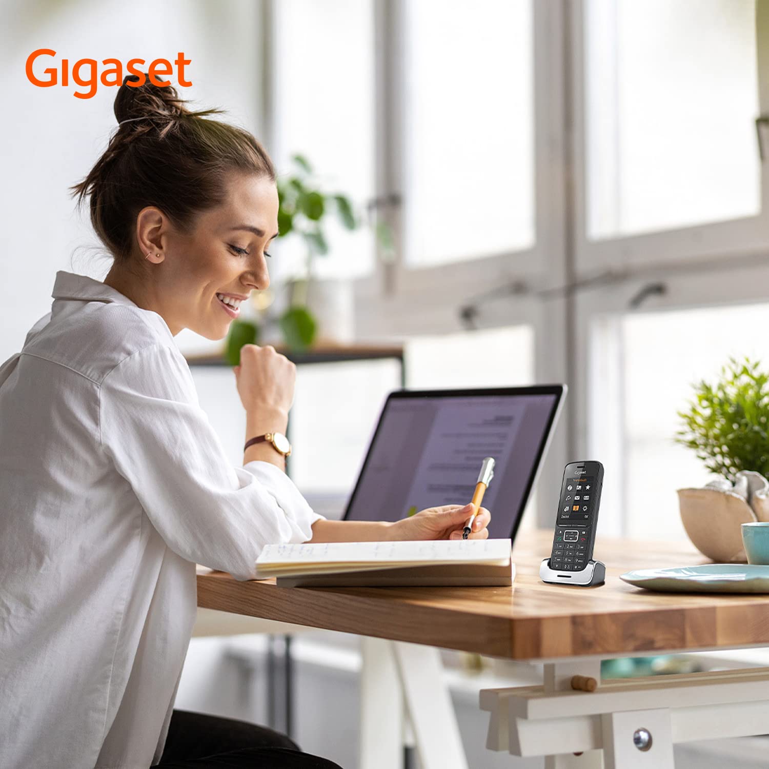 Gigaset PREMIUM 300HX - DECT-Mobilteil mit Ladeschale - Fritzbox-kompatiblel - hochwertiges Schnurloses Telefon für Router und DECT-Basis - Farbdisplay - exzellente Sprachqualität, schwarz
