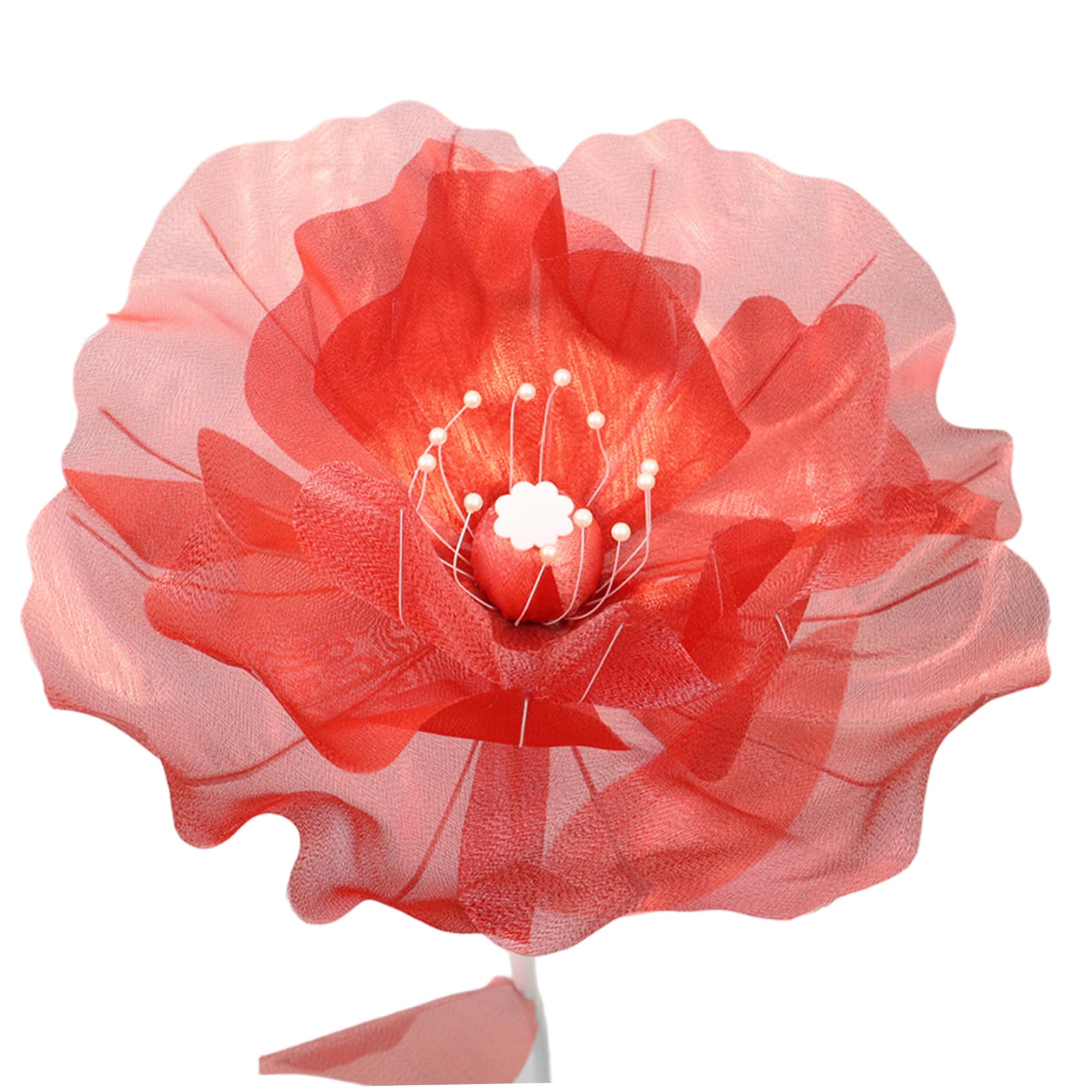 Tête de fleur géante en organza rouge, symbole de romantisme pour votre décoration