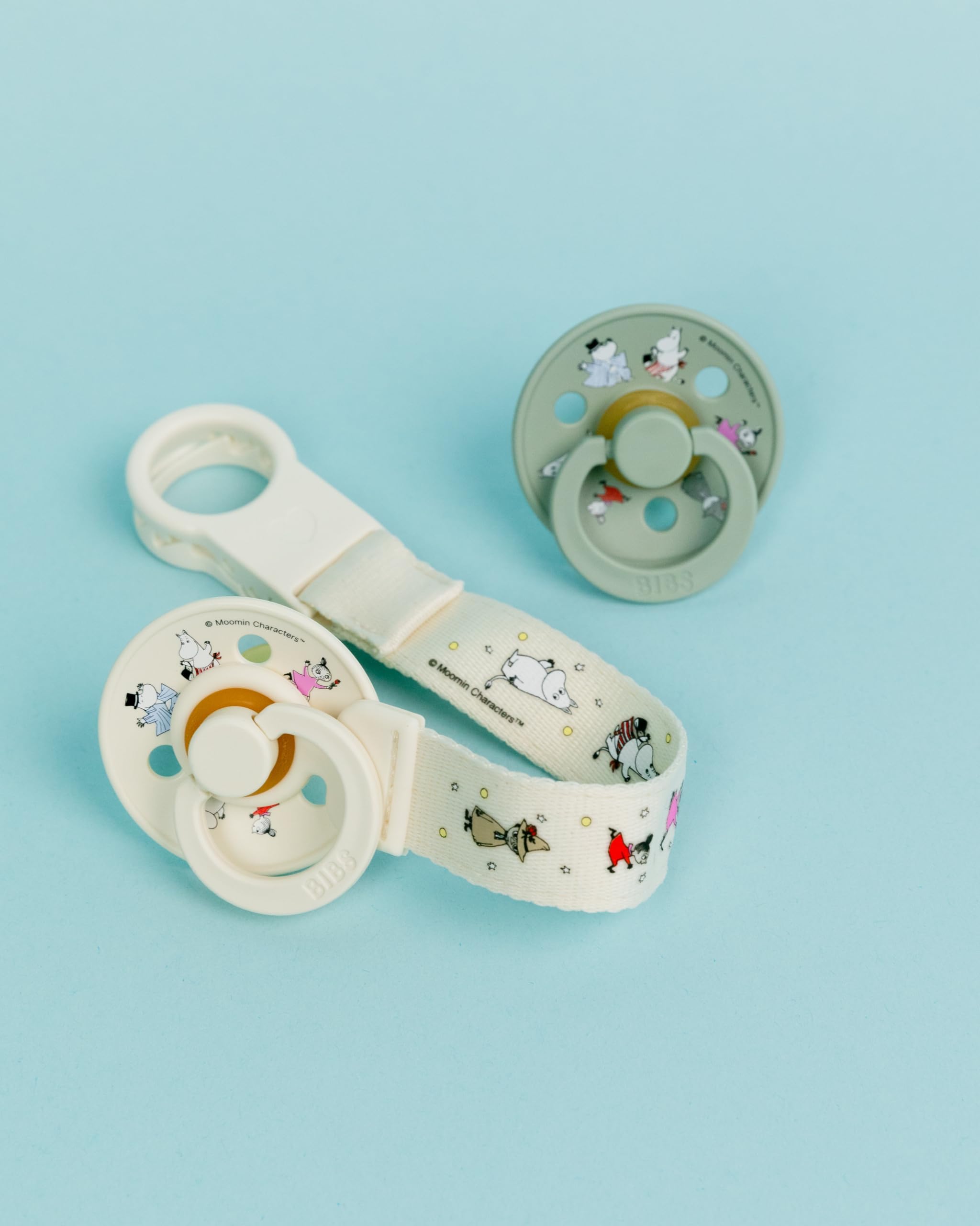 Klips do smoczka BIBS x Moomins Loop – elegancki, bezpieczny w obsłudze jedną ręką, pasuje do wszystkich smoczków BIBS i większości marek, można prać w pralce, wiek: 0+ - Ivory