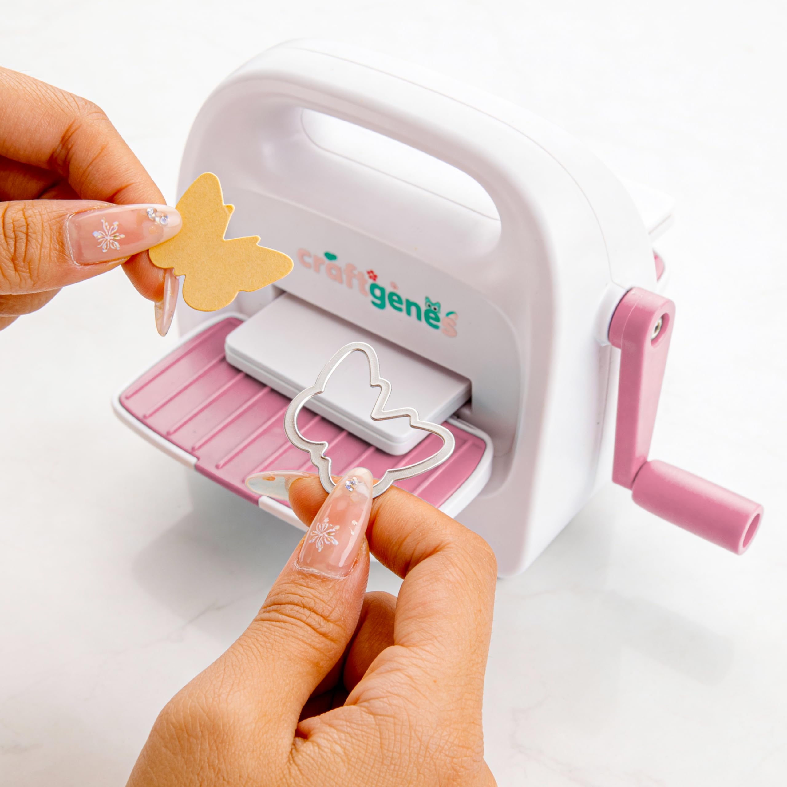 CraftGenes Mini machine de découpe et de gaufrage avec kit de démarrage, fente d'alimentation de 8,5 cm pour papier de 7,6 cm, comprend 24 accessoires pour loisirs créatifs, fabrication de cartes et