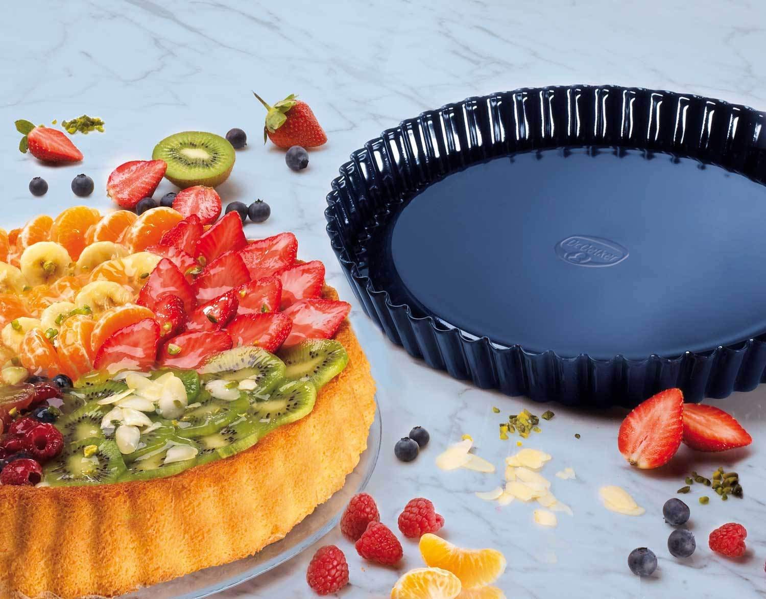 Dr. Oetker 1100 Springform Ø 26 cm BACK-LIEBE EMAILLE(Farbe: Blau), Menge: 1 Stück & 2370 Obstform Ø 28 cm, Obstkuchenform für schmackhafte Obstkuchen, Backform der Serie Back-Liebe Emaille, 1 Stück