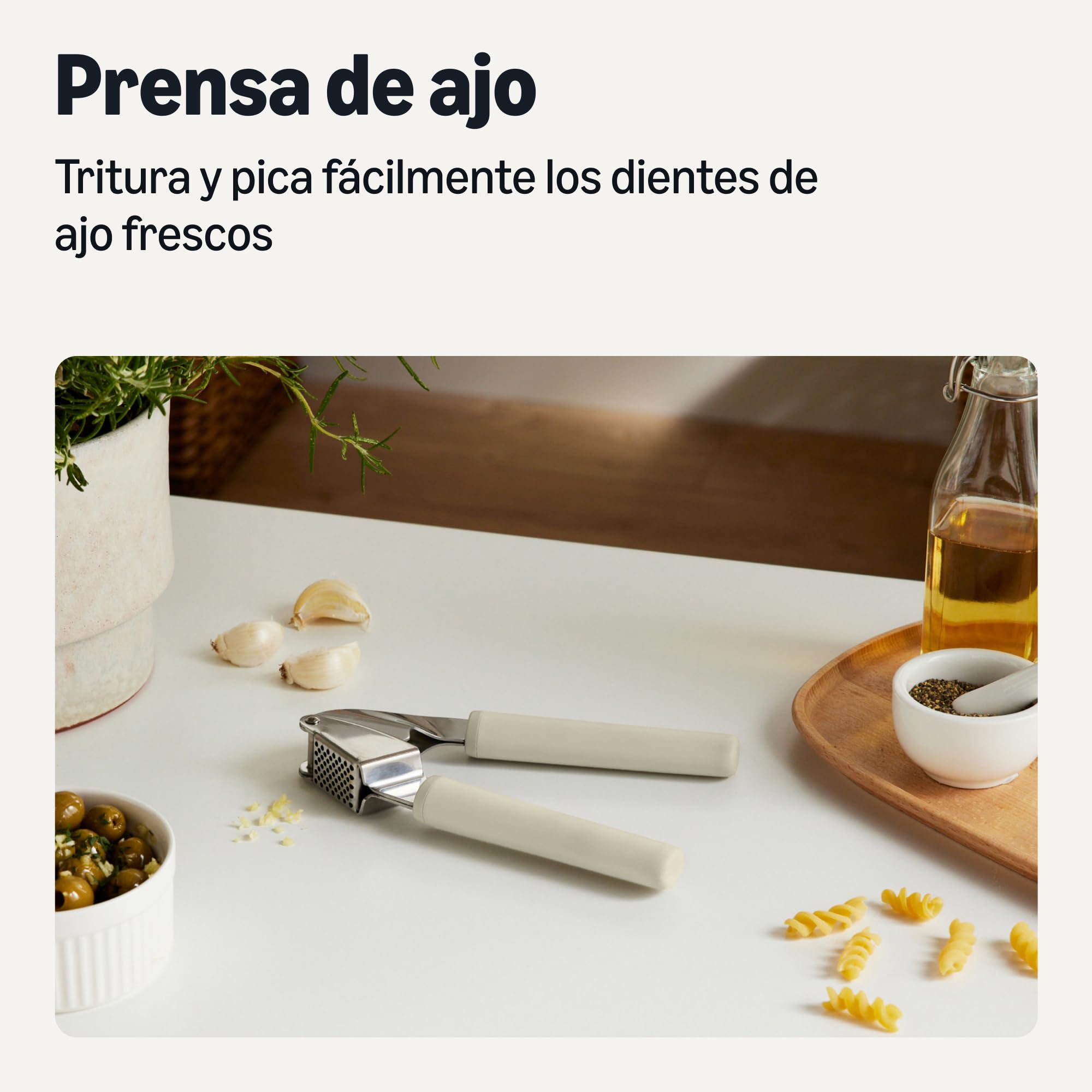 Amazon Basics Prensa de Ajos, Asa de Agarre Suave, Apta para Lavavajillas, Gris Lino