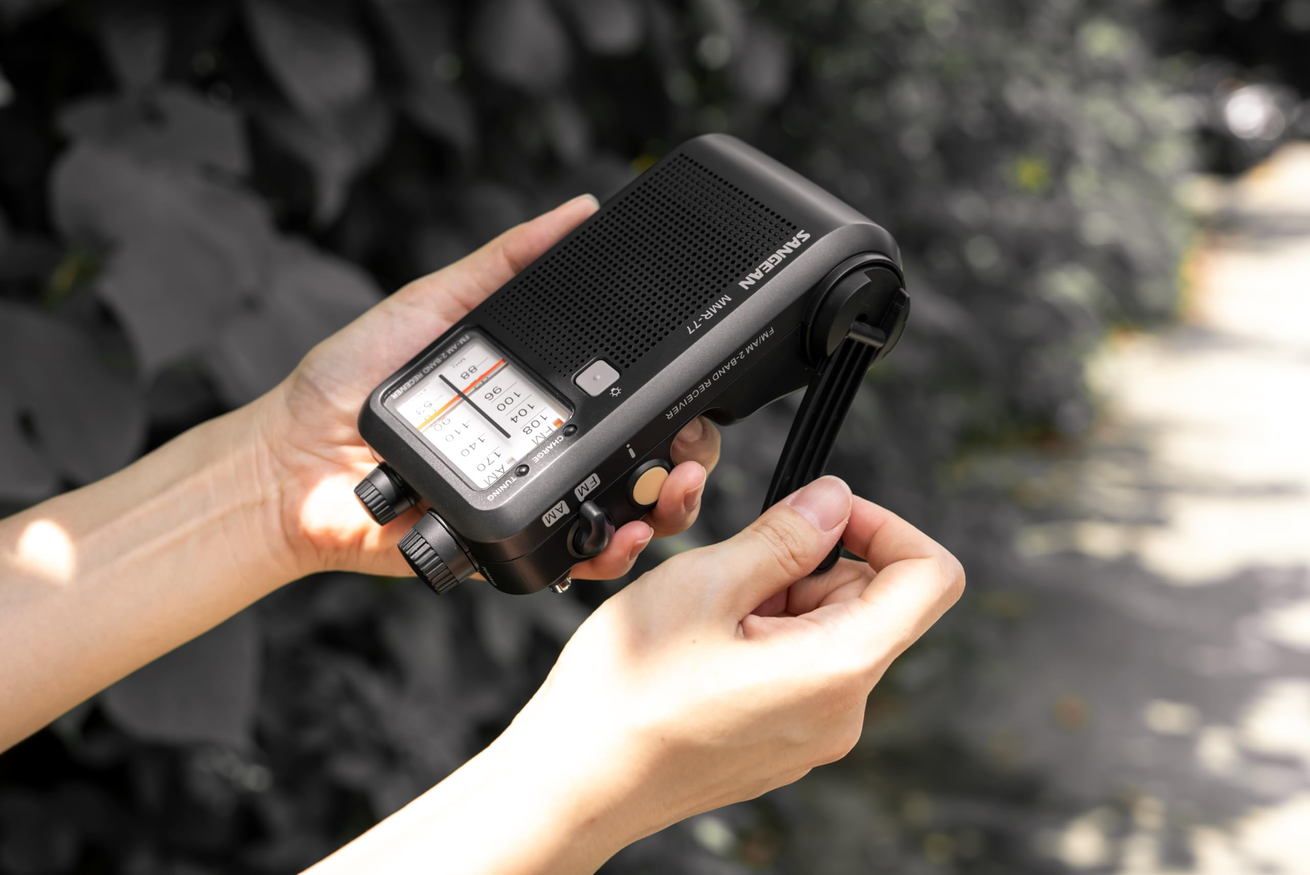 Sangean MMR-77. Radio Am/FM de Emergencia con Varias Opciones de alimentación. Alimentación por dínamo/batería/Adaptador de CA. Dial de sintonización retroiluminado. Indicador LED de Carga