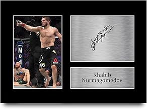 لوحة جدارية من اتش دبليو سي للتجارة، صورة فوتوغرافية لخبيب نورماجوميدوف مع توقيعه لغرفة المعيشة، أسود، مقاس 29.72 × 21.08 سم، قطعة واحدة