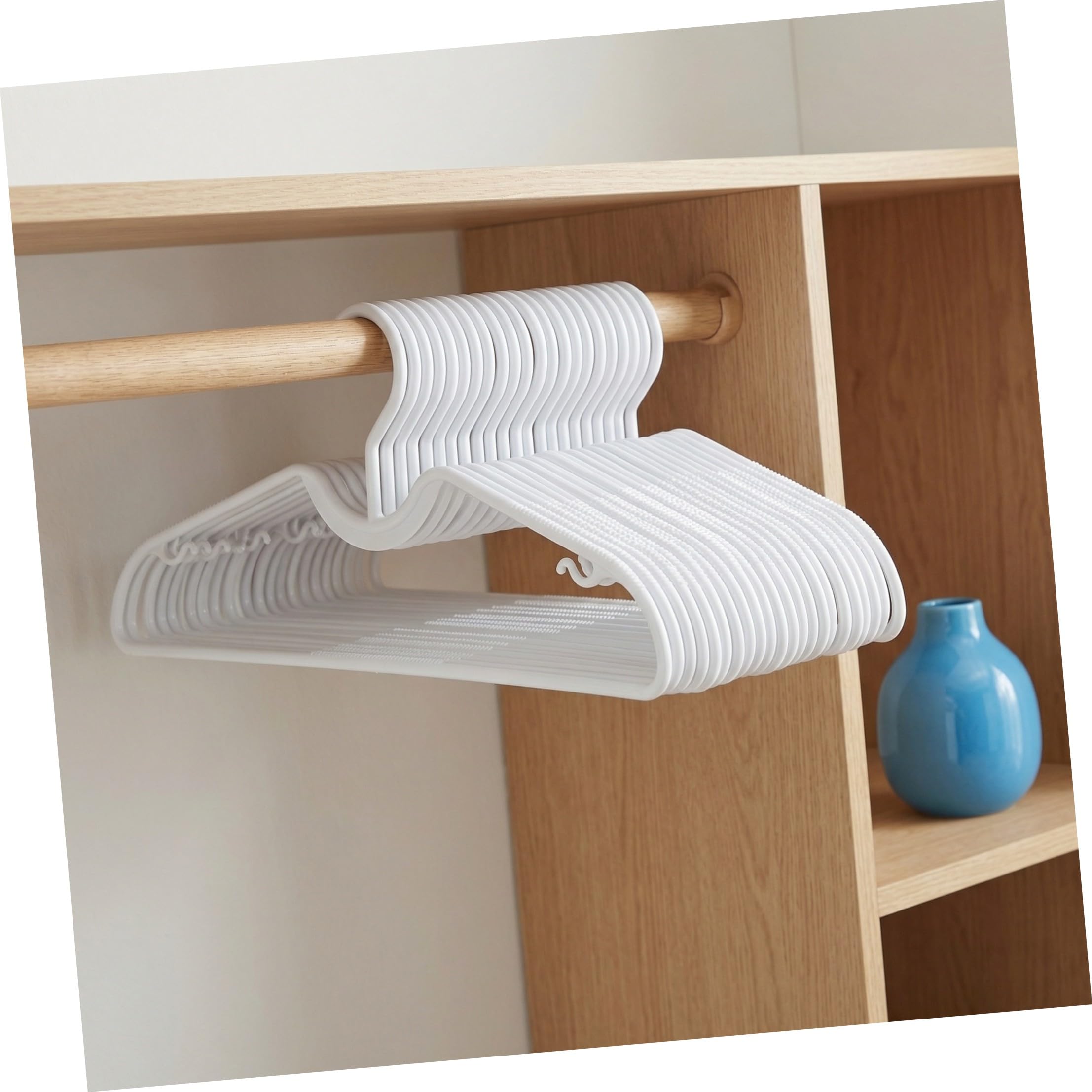 Zerodeko Kleiderbügel aus Kunststoff Platzsparende rutschfeste 30 Stück mit Kurzem Halsdesign Leicht und Formstabil Weiß für Kleine Schränke und Kleidung