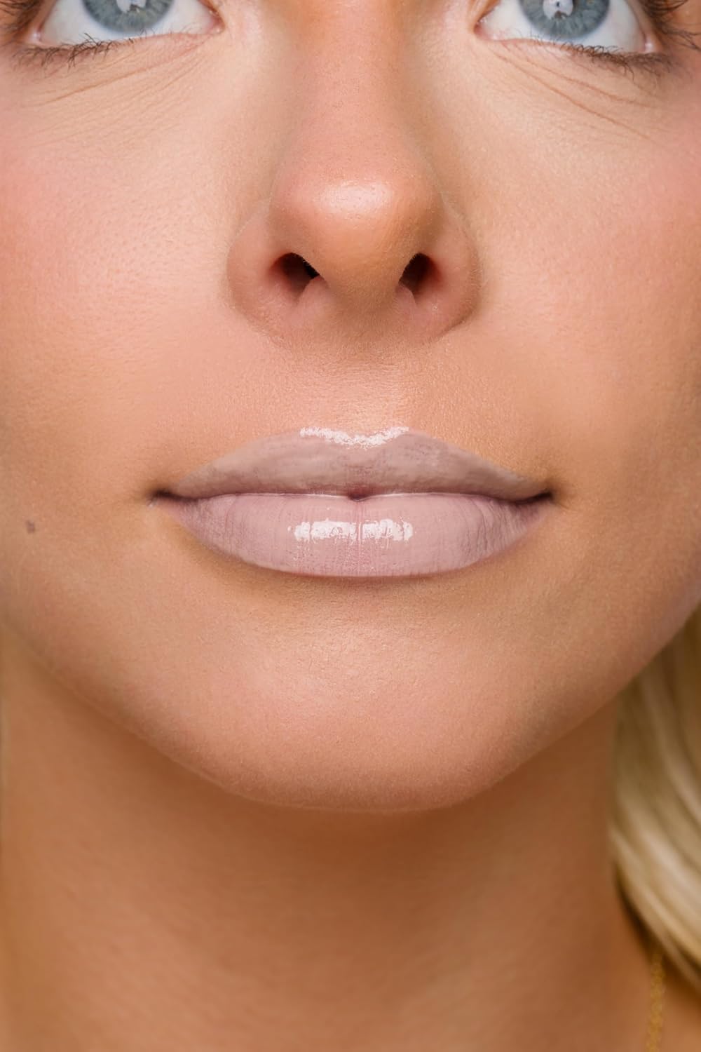 Jeffree Star Cosmetics The Gloss, Lip Gloss, 0.15 fl oz (Spank Me) / Amazon [en_US: The Gloss SPANK ME ~ Hot pink with platinum reflects and a metallic finish (I'm Shy)