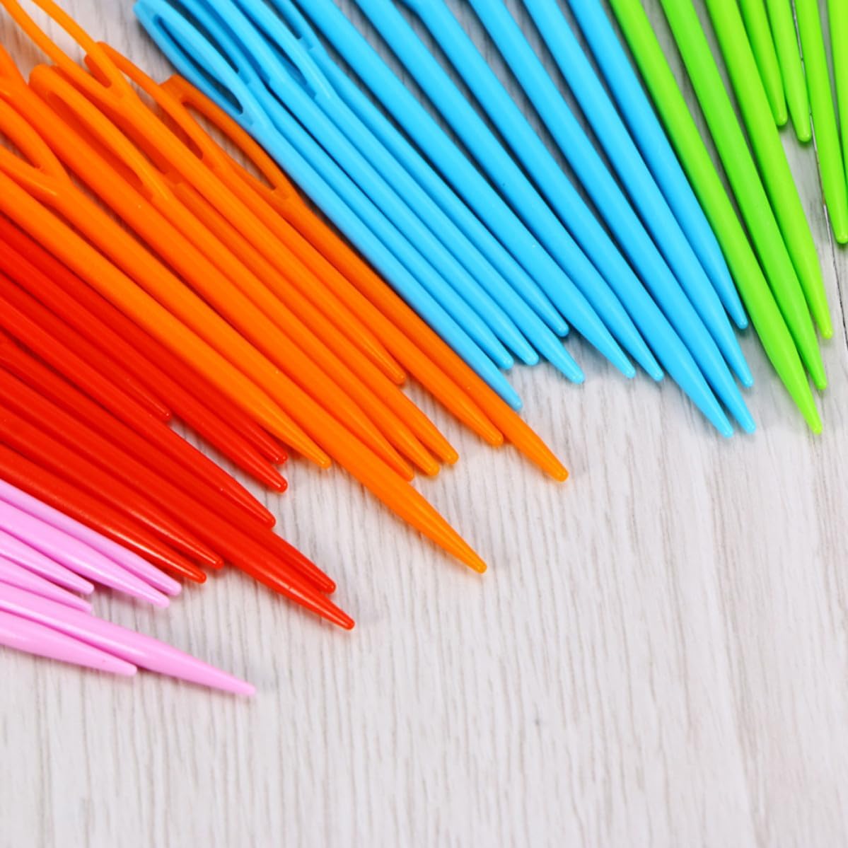 BUTIFULSIC 100pcs Plastic Sewing Needles with Large Eye for Adults, Colorful Weaving Needles for Sewing, Crafts, and Cross Stitch Projects Random Color