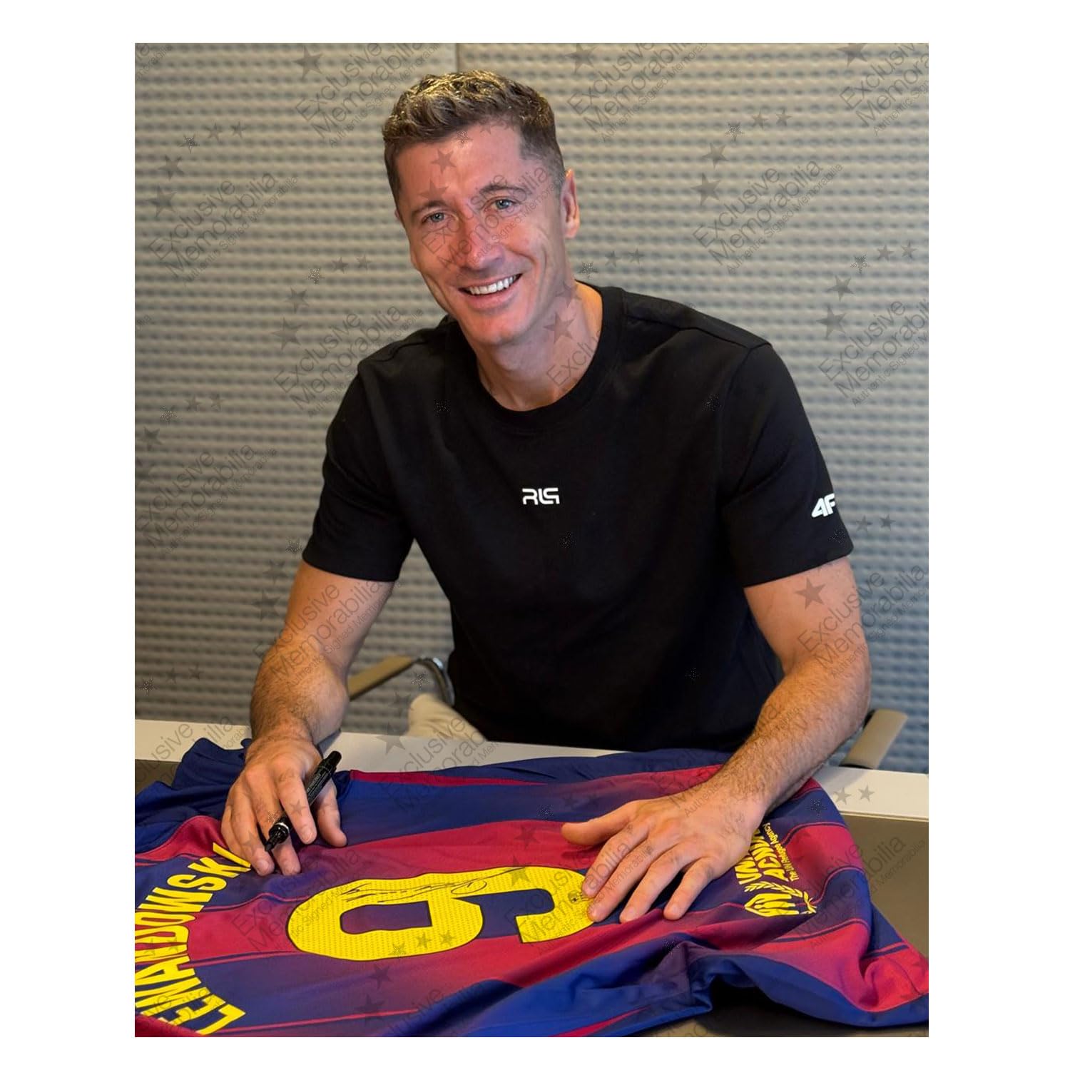 Maglie del Barcellona autografate da Lamine Yamal e Robert Lewandowski. Incorniciate
