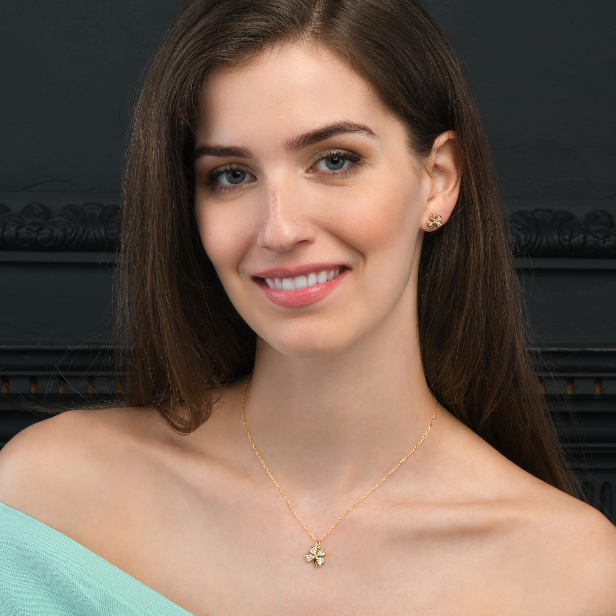 Diamond Treats Zierliche vierblättrige Kleeblatt-Halskette für Damen in 925 Sterling Silber, süße vierblättrige Kleeblatt-Anhänger-Halskette für Frauen und Mädchen in Silber, Gold oder Roségold