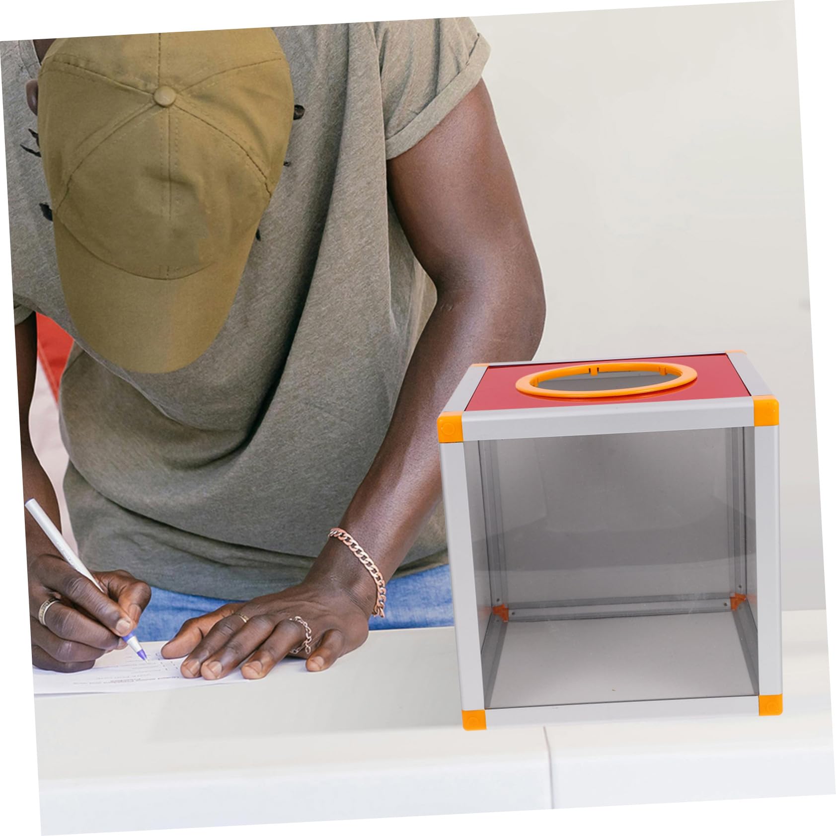 NUOBESTY Roter Kasten aus Aluminiumlegierung und MDF mit Großem Innenraum Multifunktionale Party Spielkiste Vorschlags- und Spendenbox für Sammelaktionen mit 8 Schrauben