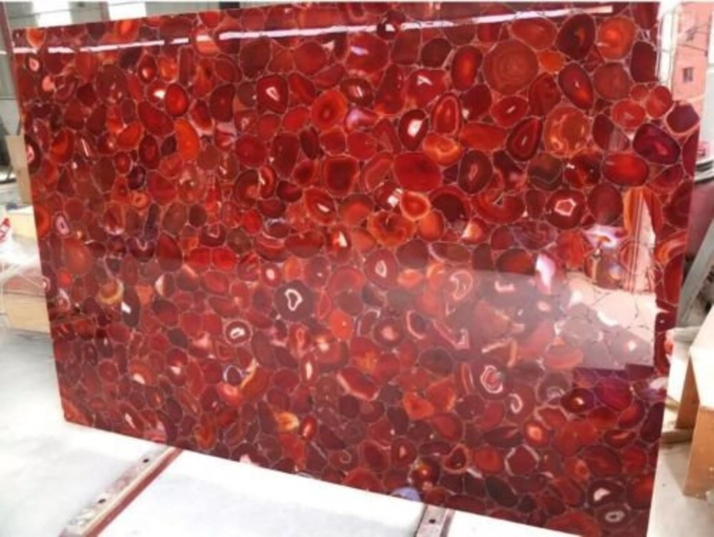 Table basse en marbre et agate rouge pour sublimer votre meuble de bureau