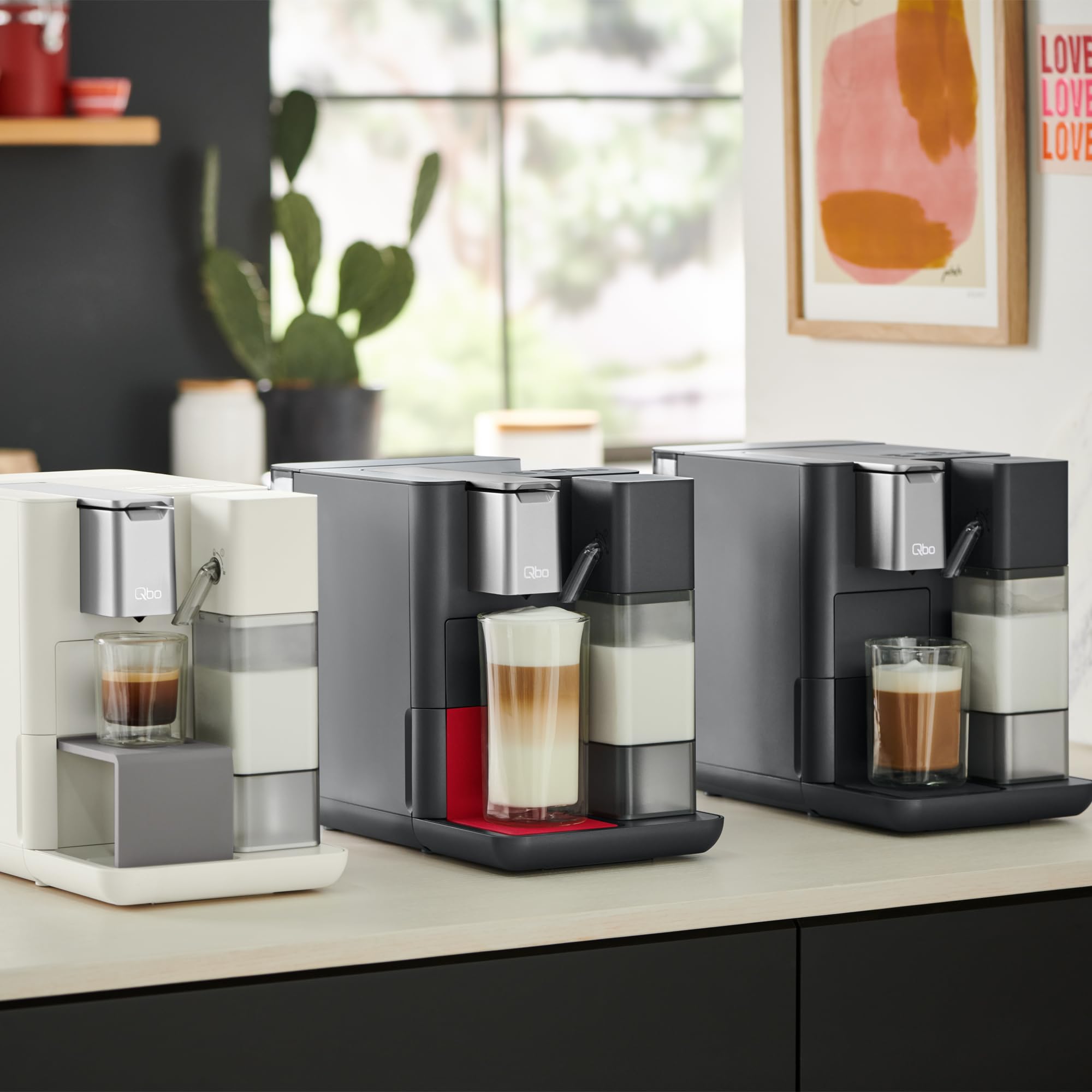 Tchibo Qbo MILK MASTER Premium Kapselmaschine inkl. 16 recyclebare Qbo Kapseln für Cappuccino, Espresso, Caffè Crema, Milchschaum auf Knopfdruck mit abnehmbarem Milchtank 300ml, Gentle Grey