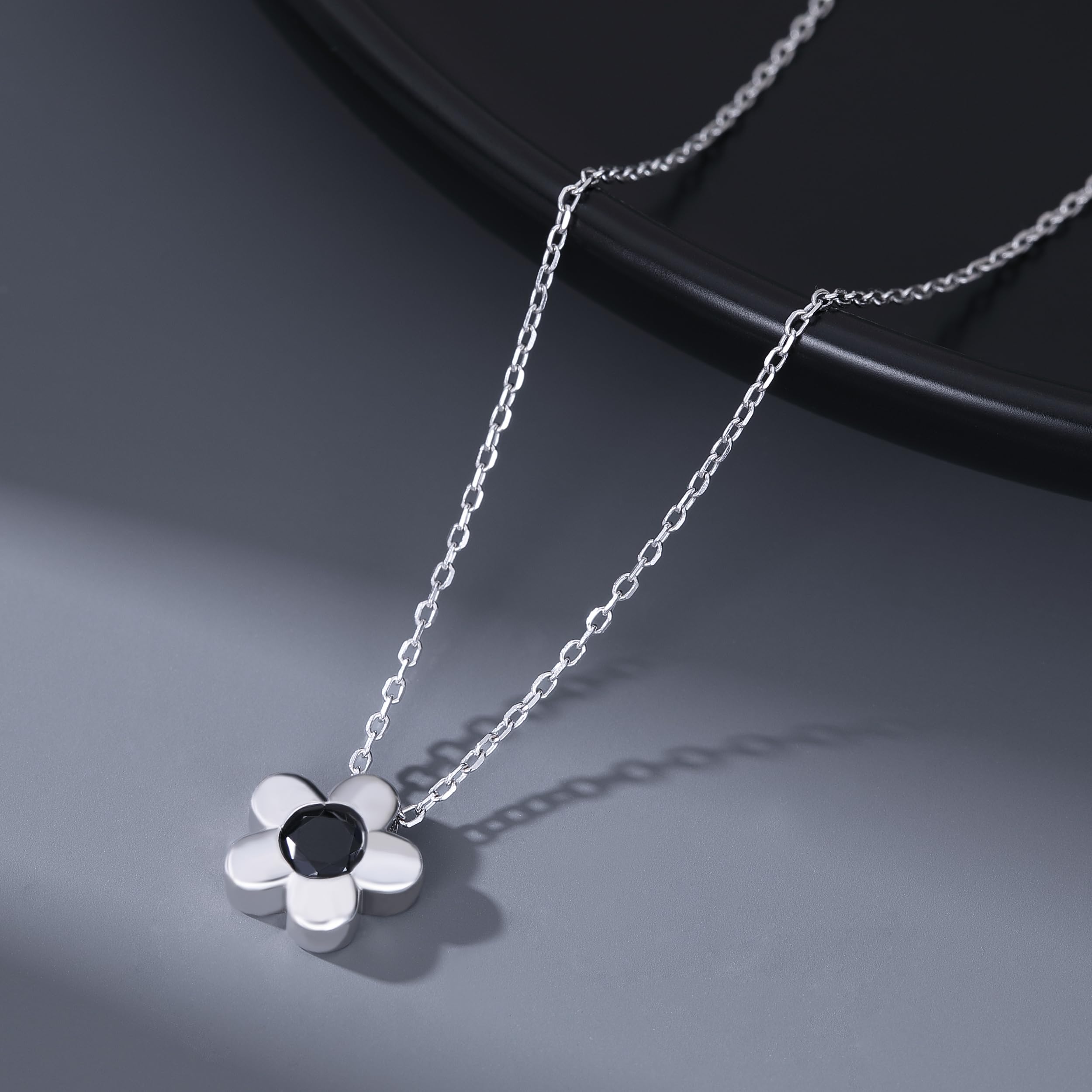 Reffeer Collana con ciondolo a forma di margherita in argento 925 e zirconia cubica nera, per donne e adolescenti