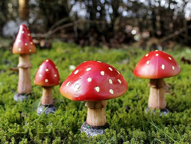 garden mile Set of 4 Red Toadstool Mushroom Garden Ornaments Statues Ideal Fairy Garden Decoration Decor Outdoor Miniatures Patio Flowerbed Decking Rockery Decorative Figurines