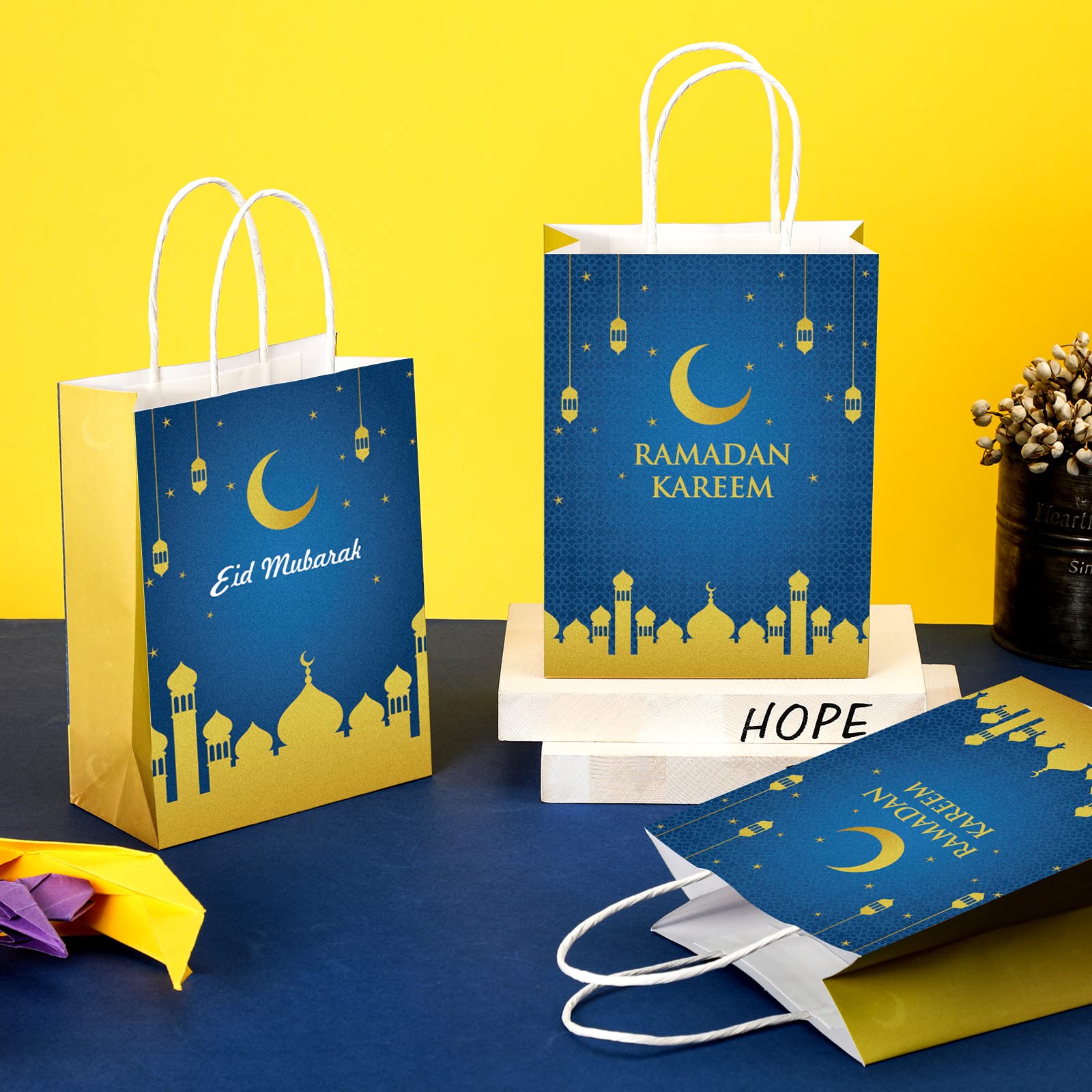 Sinmoe 18 Pcs Eid Mubarak Paper Gift Bags with Handle, Ramadan Mubarak Goodies Paper Treat Bags for Gifts Wrapping Muslim Ramadan Party Supplies, 8.7 x 6.3 x 3.1 Inches