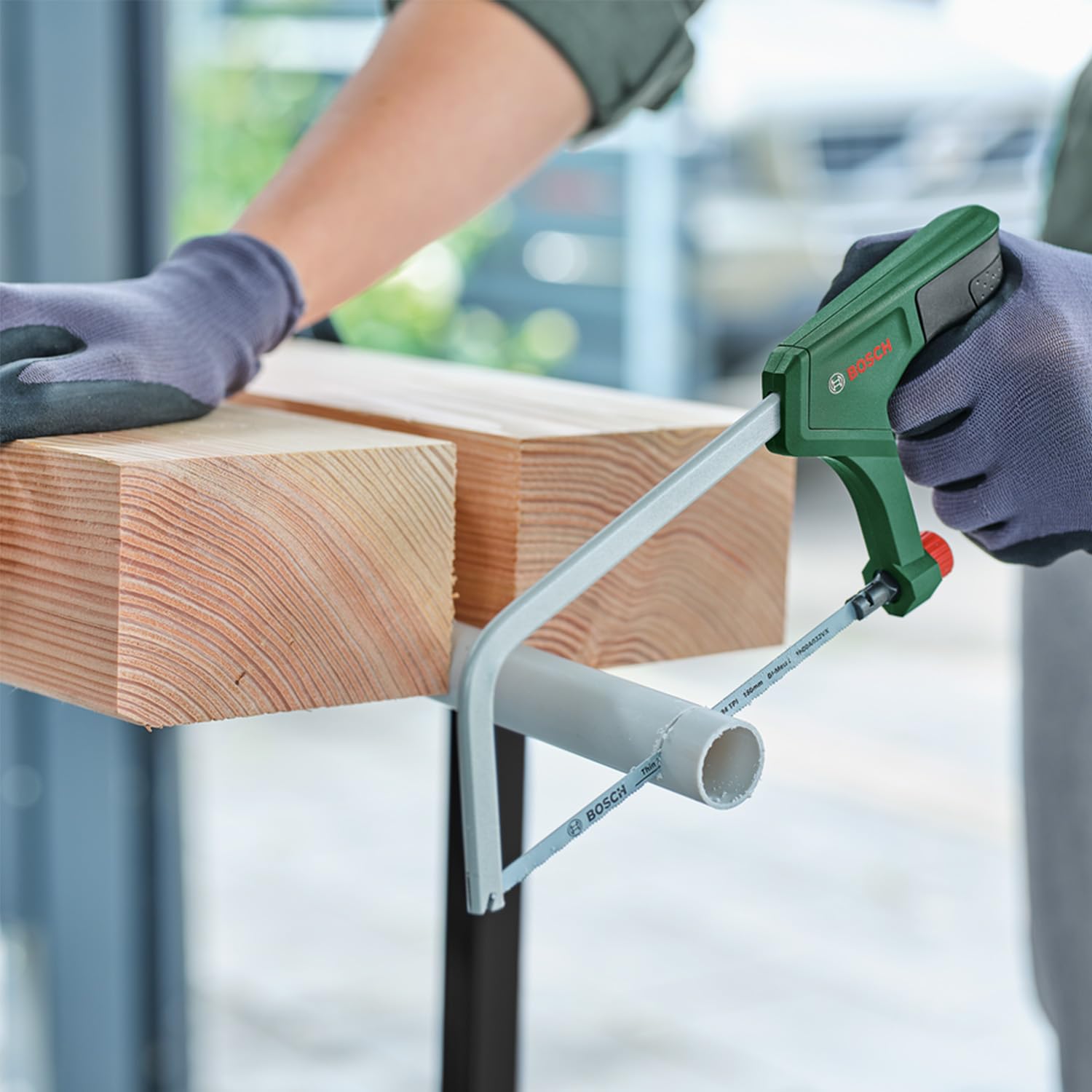 Bosch Sierra metálica 150 mm (minisierra metálica, hoja bimetálica duradera para cortes precisos metal, plástico y madera blanda; 24 TPI; fácil cambio hoja; empuñadura ergonómica)
