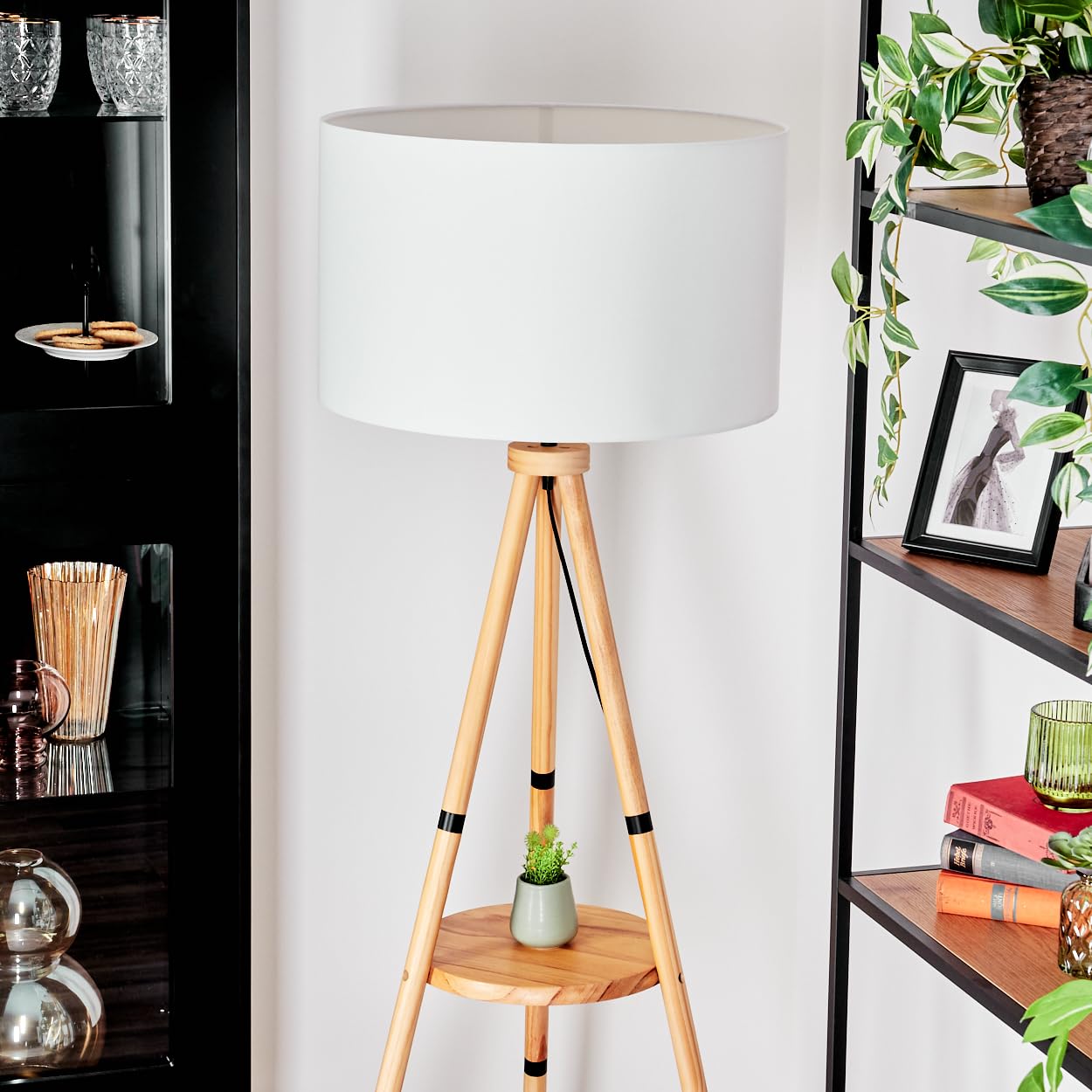 HOFSTEIN Flemming lampa stojąca z drewna/metalu w nowoczesnym stylu boho, abażur z materiału, Ø 50 cm, 153 cm, E27, z włącznikiem nożnym i półką – salon, sypialnia, jadalnia, korytarz
