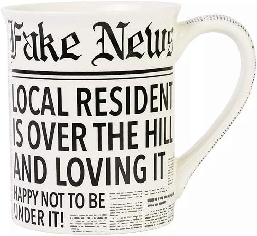 Enesco 6008718 Our Name is Mud Fake News Local Resident Over the Hill - Taza de café, color blanco, 16 onzas
