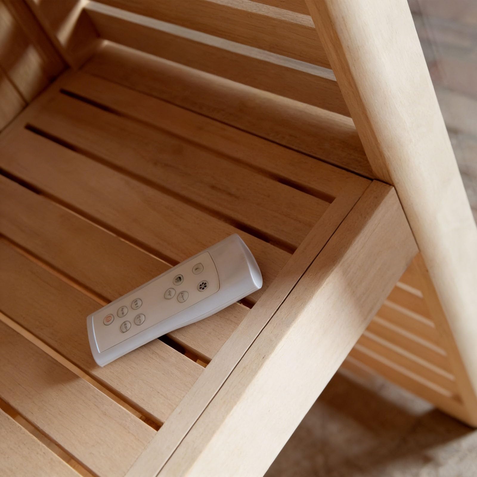 Sala sauna a infrarossi lontani con pannelli riscaldanti, porta in vetro temperato, sistema di controllo digitale per spa domestica e relax benessere