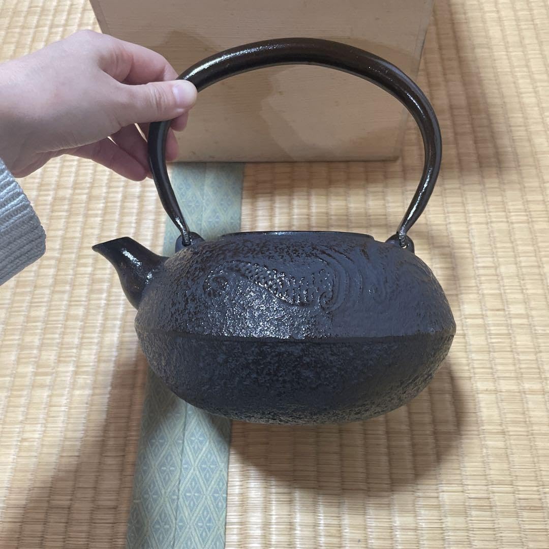 鉄瓶　富士型 蝋型鋳鉄製 桐箱入 鉄瓶 富士型 蝋型鋳鉄製 桐箱入 Amazon.co.jp: 南部鉄器 鉄瓶 桐