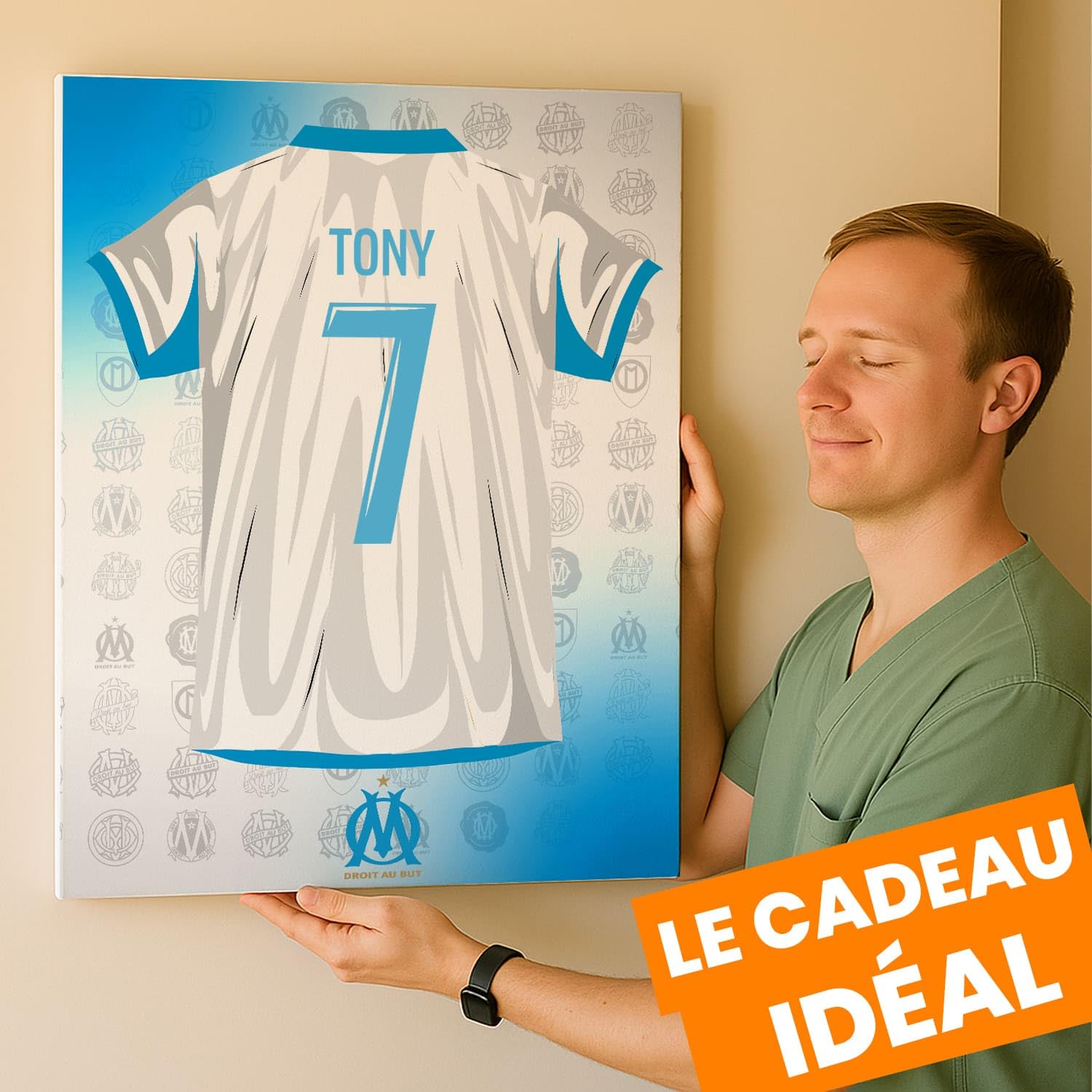 Toile Personnalisable Maillot Olympique de Marseille – 50x40 cm | Prénom & Numéro | Produit Sous Licence Officielle OM | Cadeau Supporter Foot – Décoration Murale “Droit au But” | Fabriqué en France