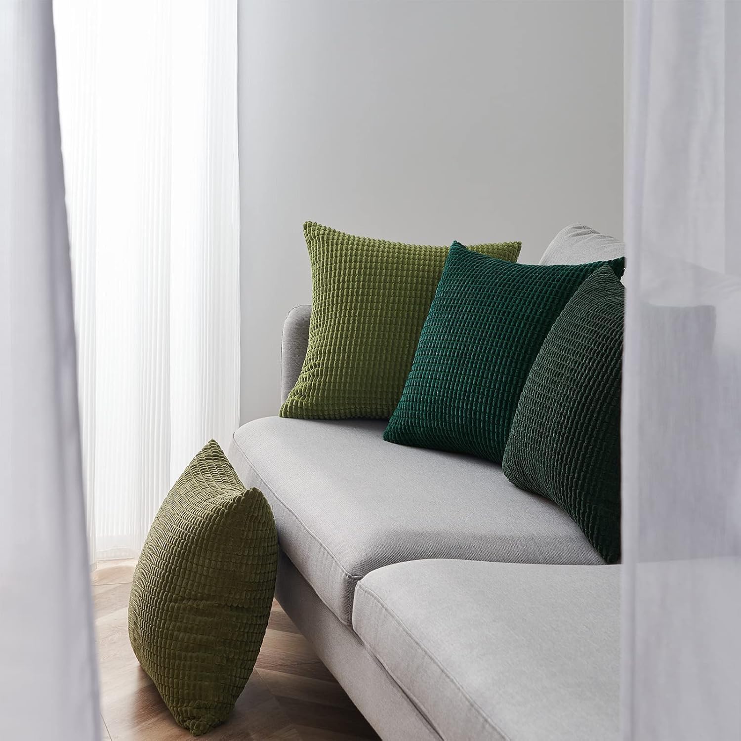 4er Set Kissen-Bezug inklusive Füllung, Modell Sven, Kord Samt Sofakissen Farbverlauf abgestimmit Couchkissen Dekokissen Zierkissen Kopfkissen, mit Reisverschluss, weich & angenehm (Grün, 50 x 50 cm)