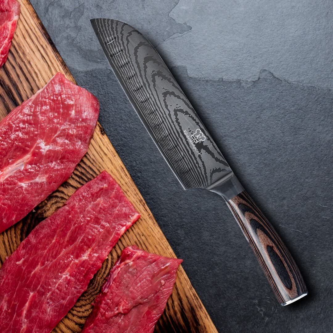 Küchenkompane – asiatisches Santoku 7“ Kochmesser aus 7CR17 Edelstahl mit ergonomischen Pakkaholzgriff inkl. Geschenkbox | Küchenmesser im Damast Design | rostfrei & scharf | Designed in Germany