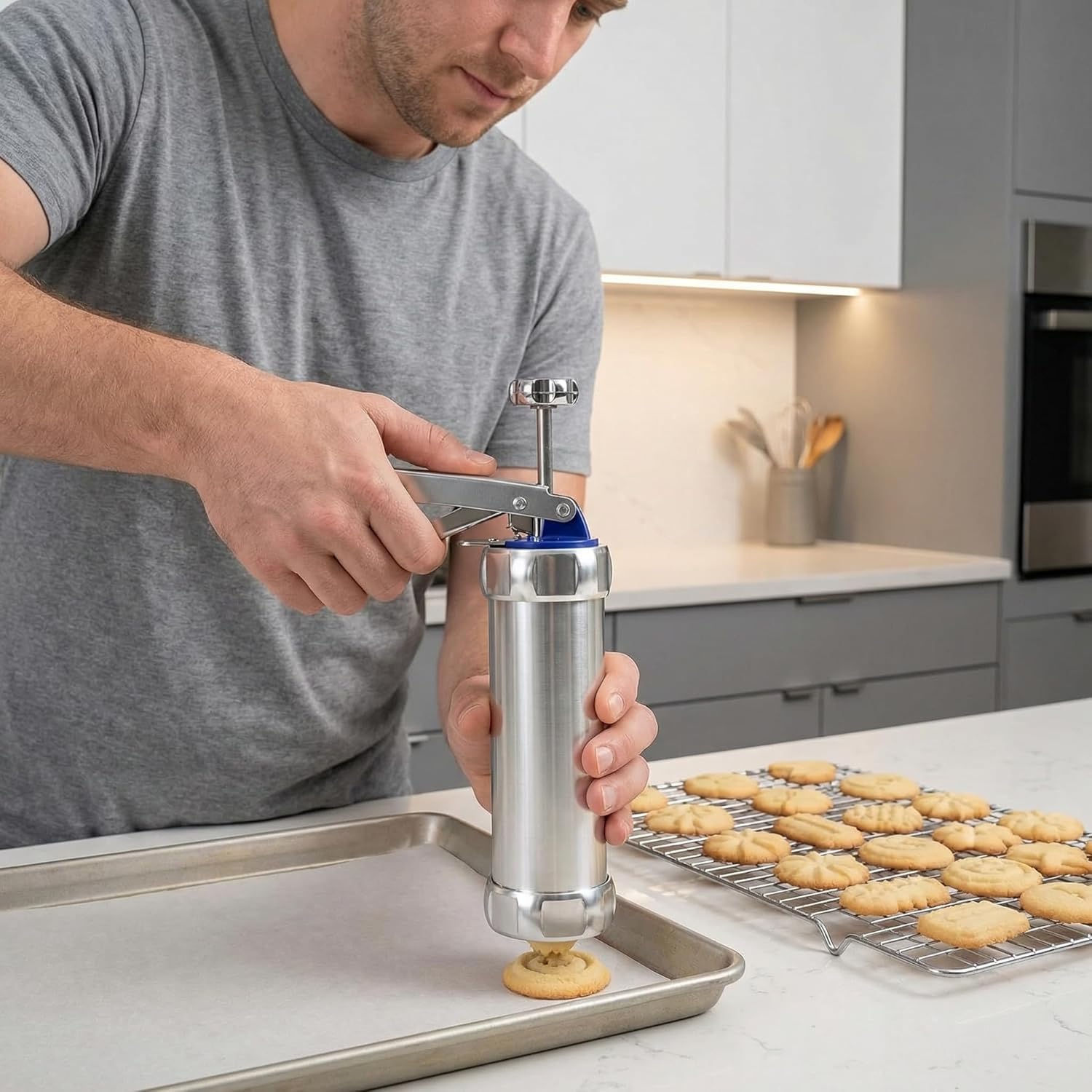 Plätzchenpresse Garnierspritze Edelstahl mit 20 Mustern & 8 Spritztüllen & Teigschaber Plätzchen Spritze Teigspritze Teigpresse für Spritzgebäck Tortendeko Butterkekse Sahne Hobbybäcker