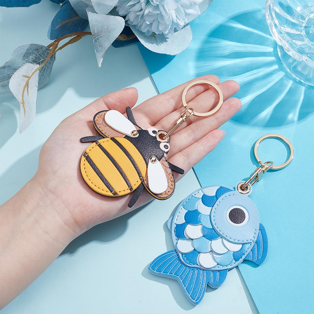 nbeads 2 Stück 2 Stilen Schlüsselanhänger Etui Aus Leder, Universeller Smart Tag Halter Mit Schlüsselringen Niedliche Tracker Schutzhülle Für Geldbörse Schlüssel Tasche Haustiere Gepäck (Fisch Biene)