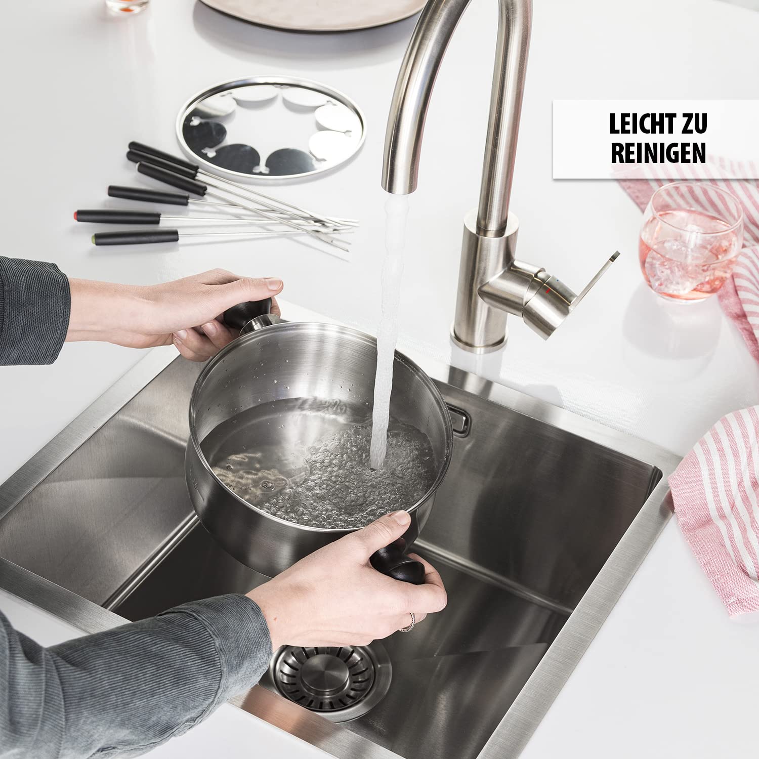 Tristar Fondue-Set für bis zu 8 Personen, 1,3 Liter Fassungsvermögen, inklusive Edelstahlgabeln und Saucenring, 1400 Watt, FO-1109
