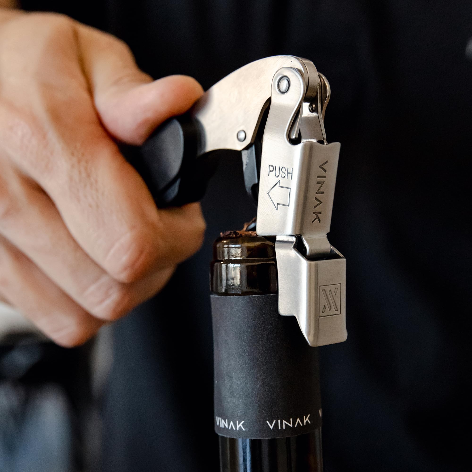 VINAK - Sacacorchos Camarero Profesional XPERT | Negro | Acero Inoxidable | Doble Apoyo Articulado | Abrebotellas y Navaja Cortacápsulas | Espiral Teflonada
